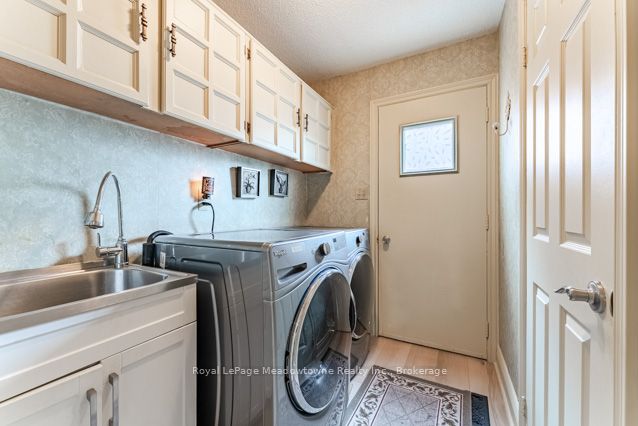 690 Robertson Crescent Property Photo 19