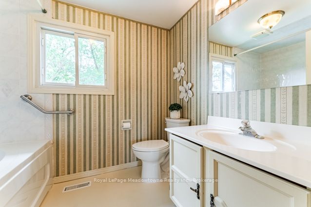 690 Robertson Crescent Property Photo 24