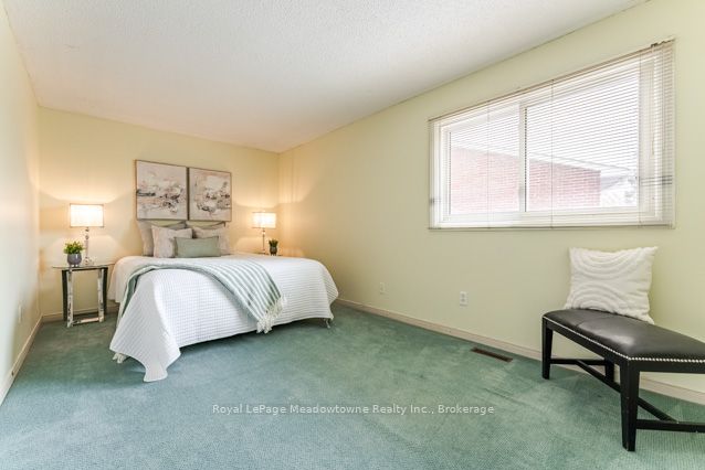 690 Robertson Crescent Property Photo 27
