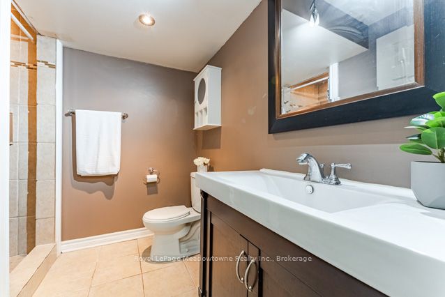 690 Robertson Crescent Property Photo 32
