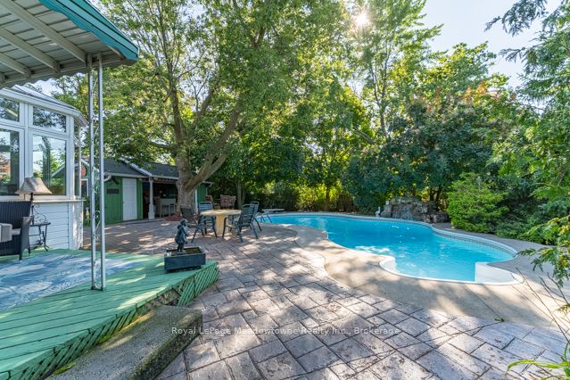 690 Robertson Crescent Property Photo 35
