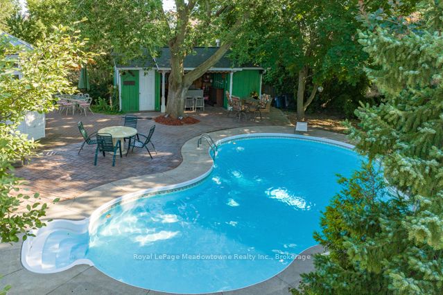 690 Robertson Crescent Property Photo 46