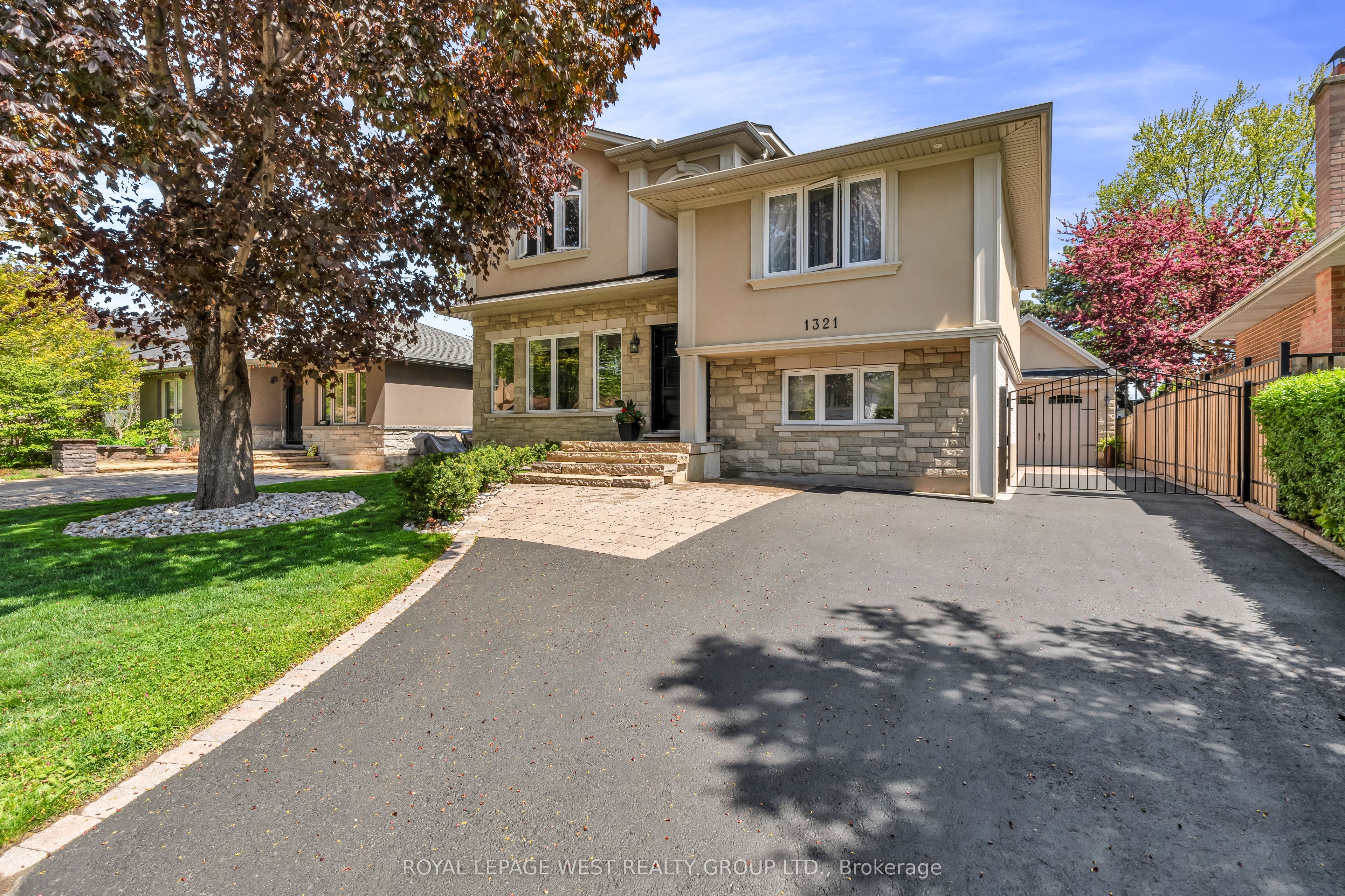 1321 Canford Cres Property Photo