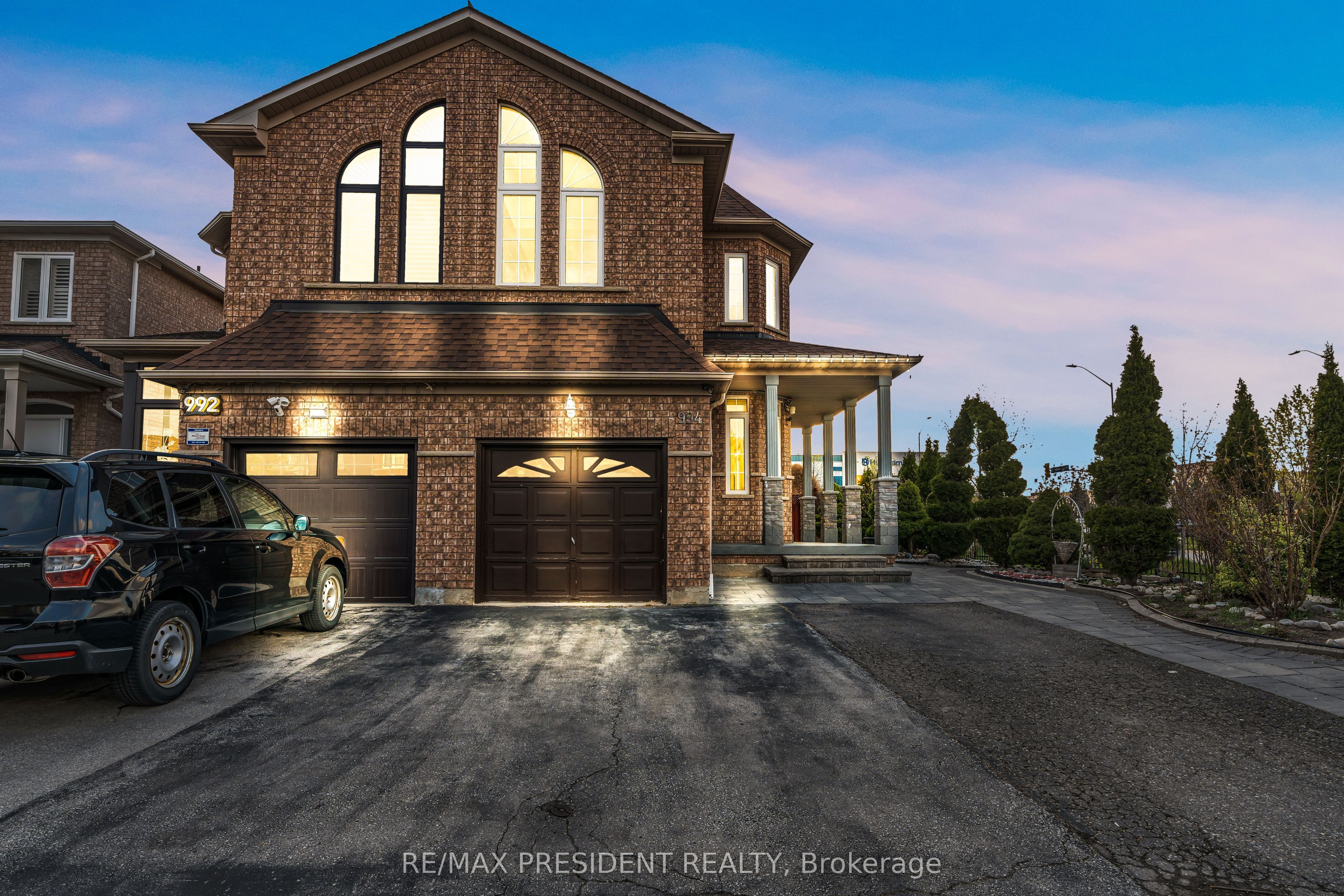 994 Ledbury Cres Property Photo