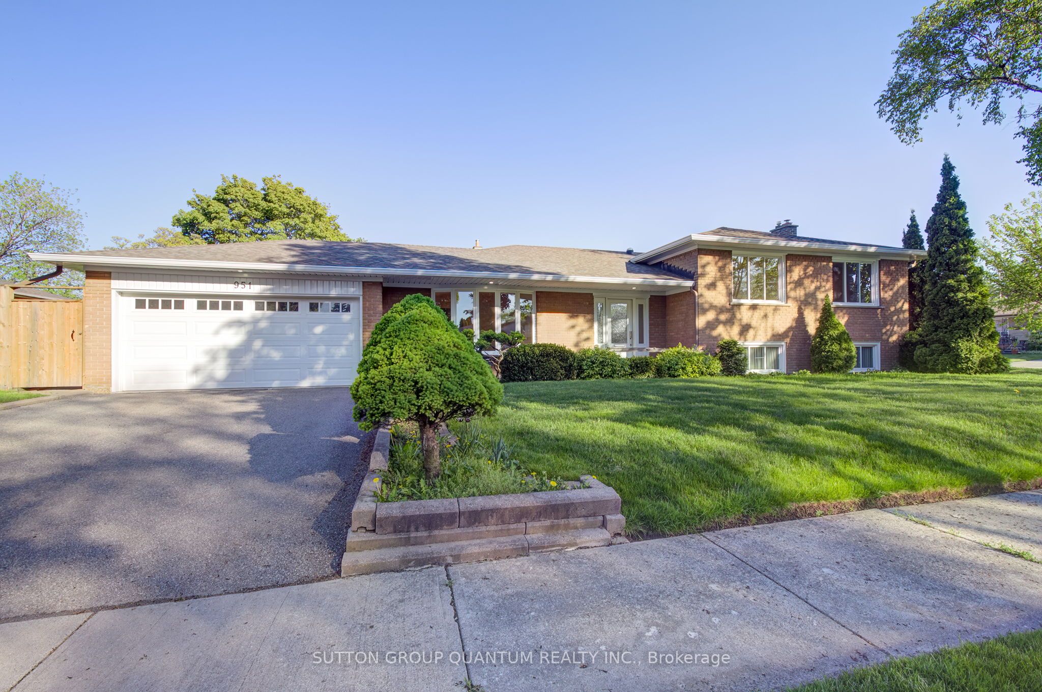 951 Streamway Crescent Property Photo 1