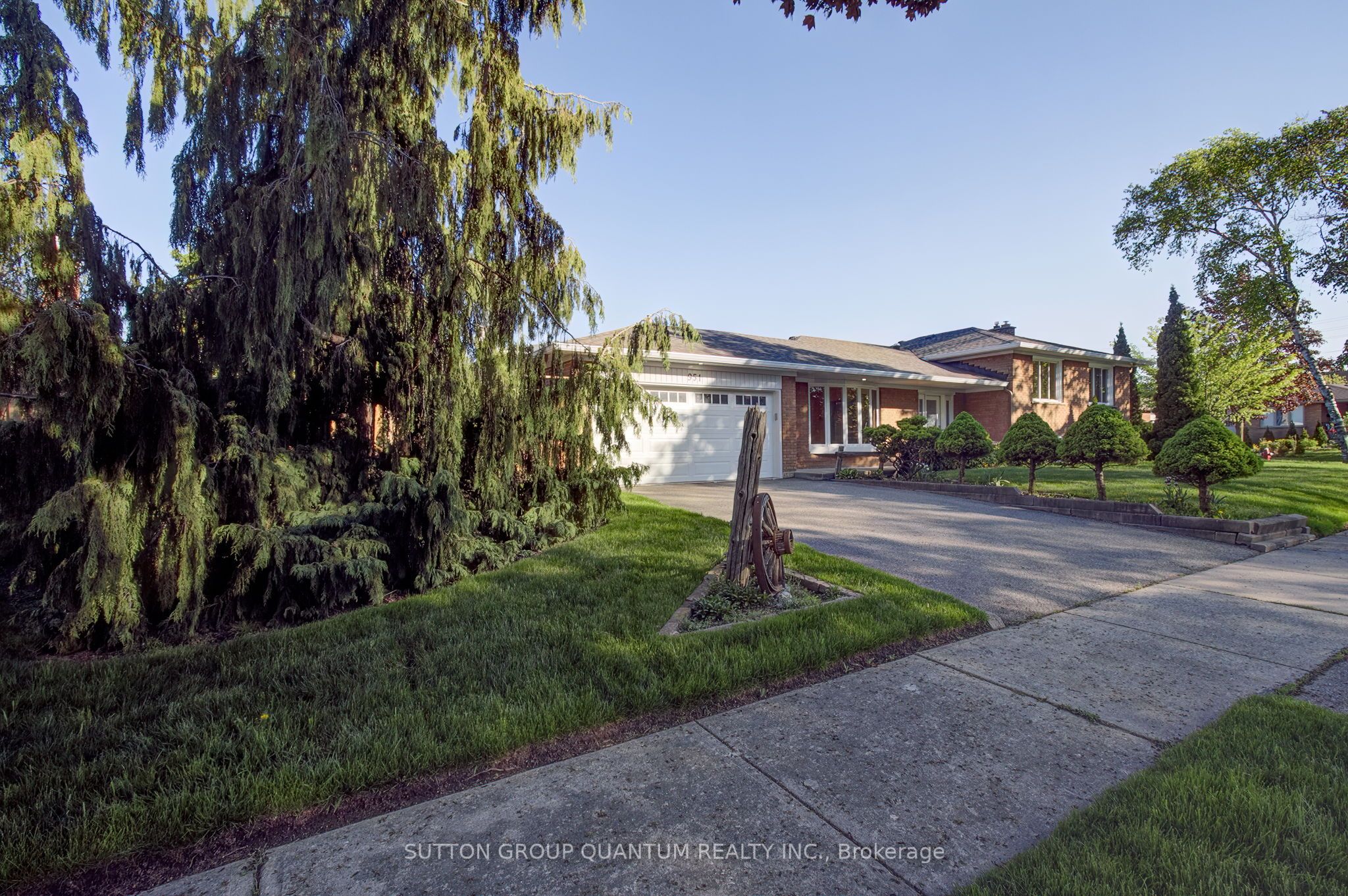 951 Streamway Crescent Property Photo 3