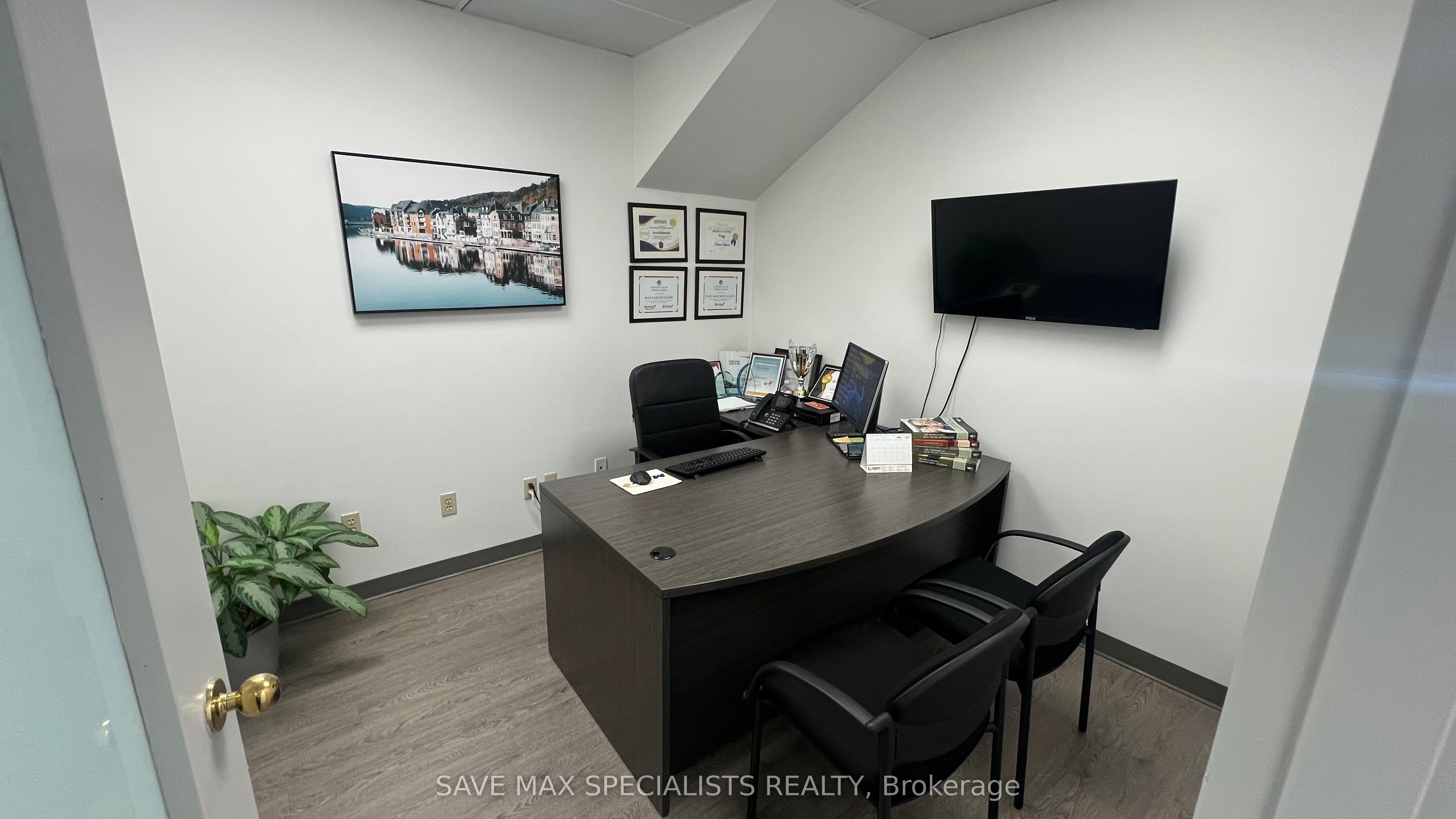 #200 - 2595 Skymark Avenue Property Photo 8