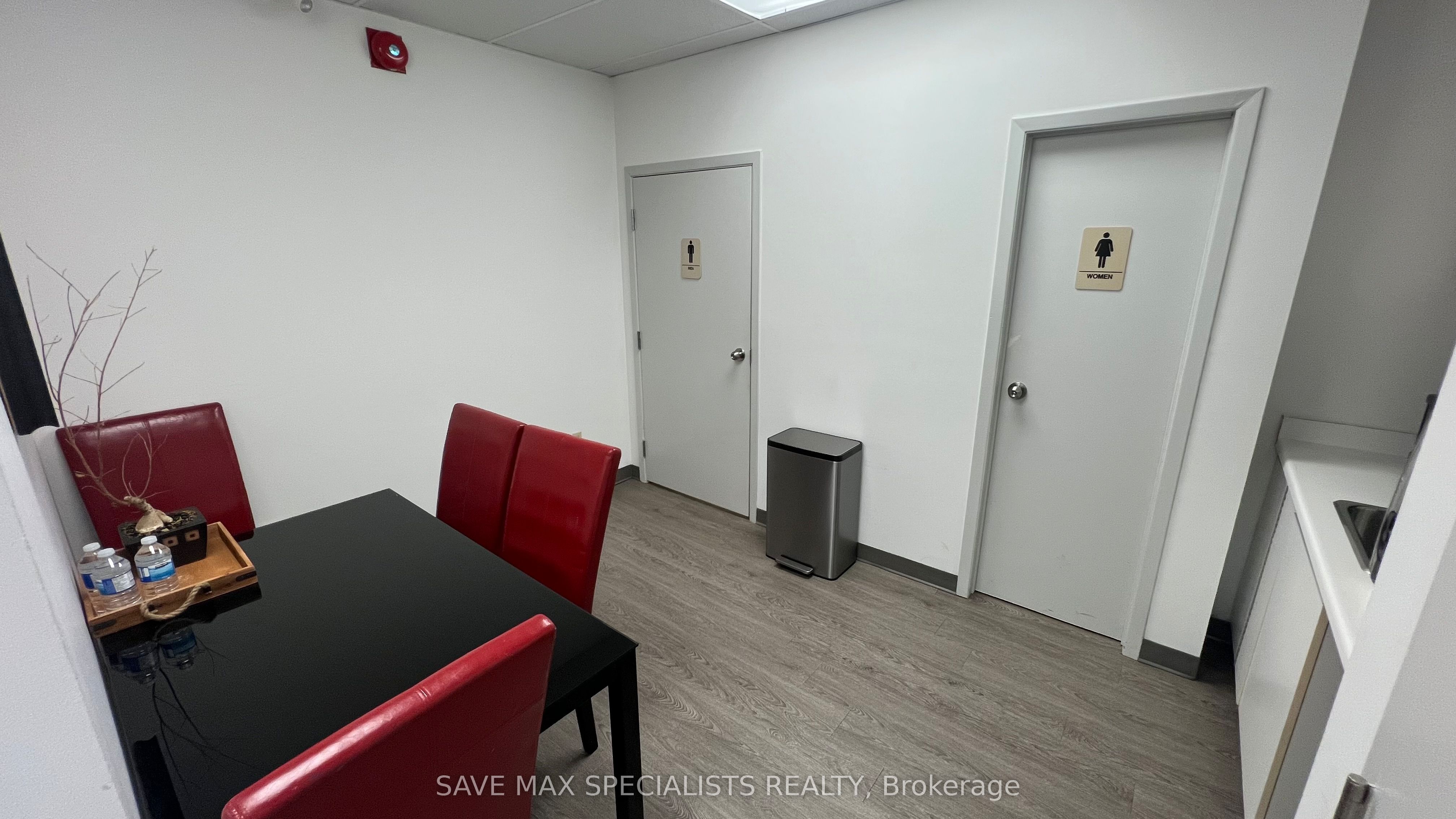 #200 - 2595 Skymark Avenue Property Photo 13