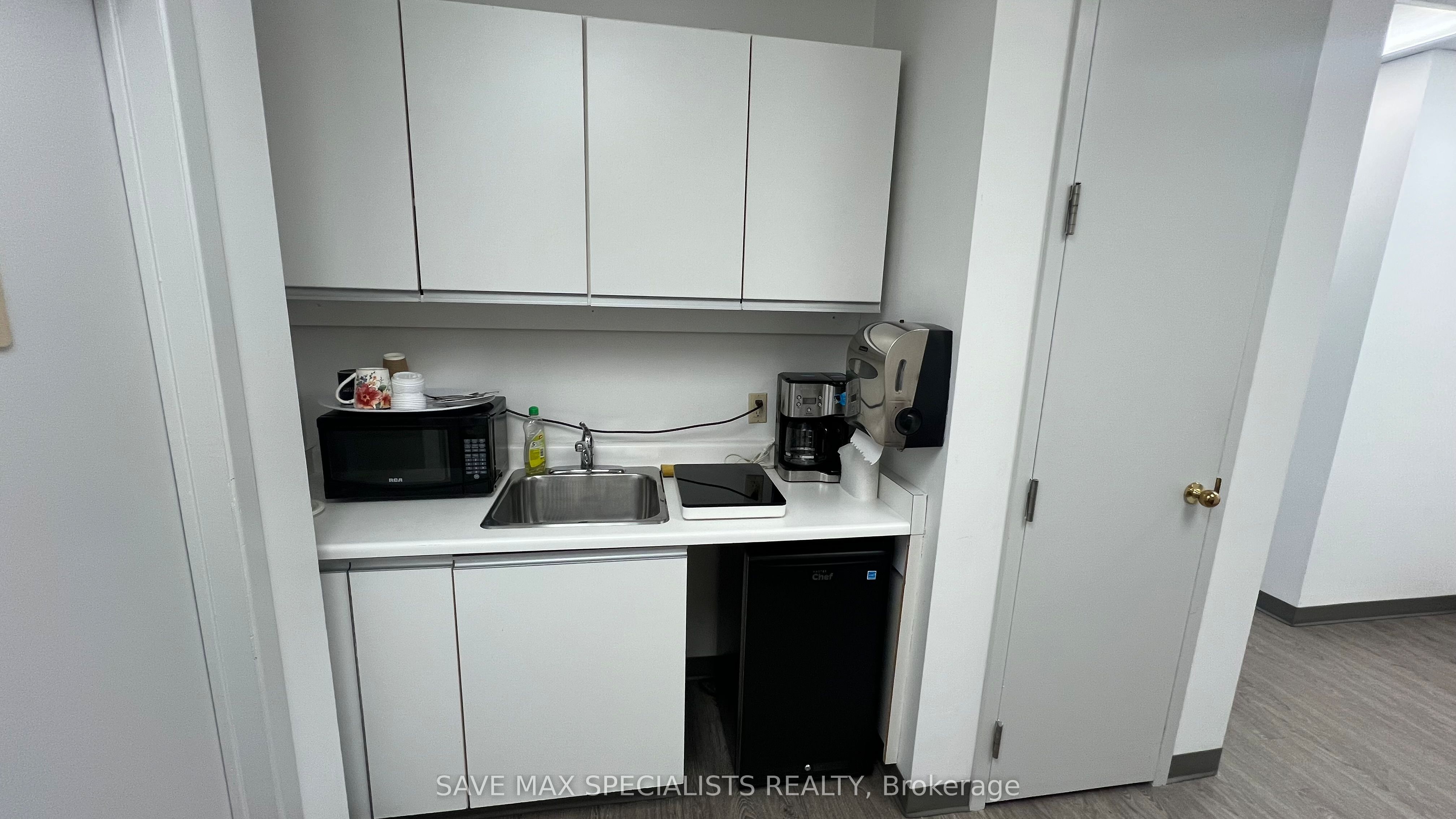 #200 - 2595 Skymark Avenue Property Photo 14