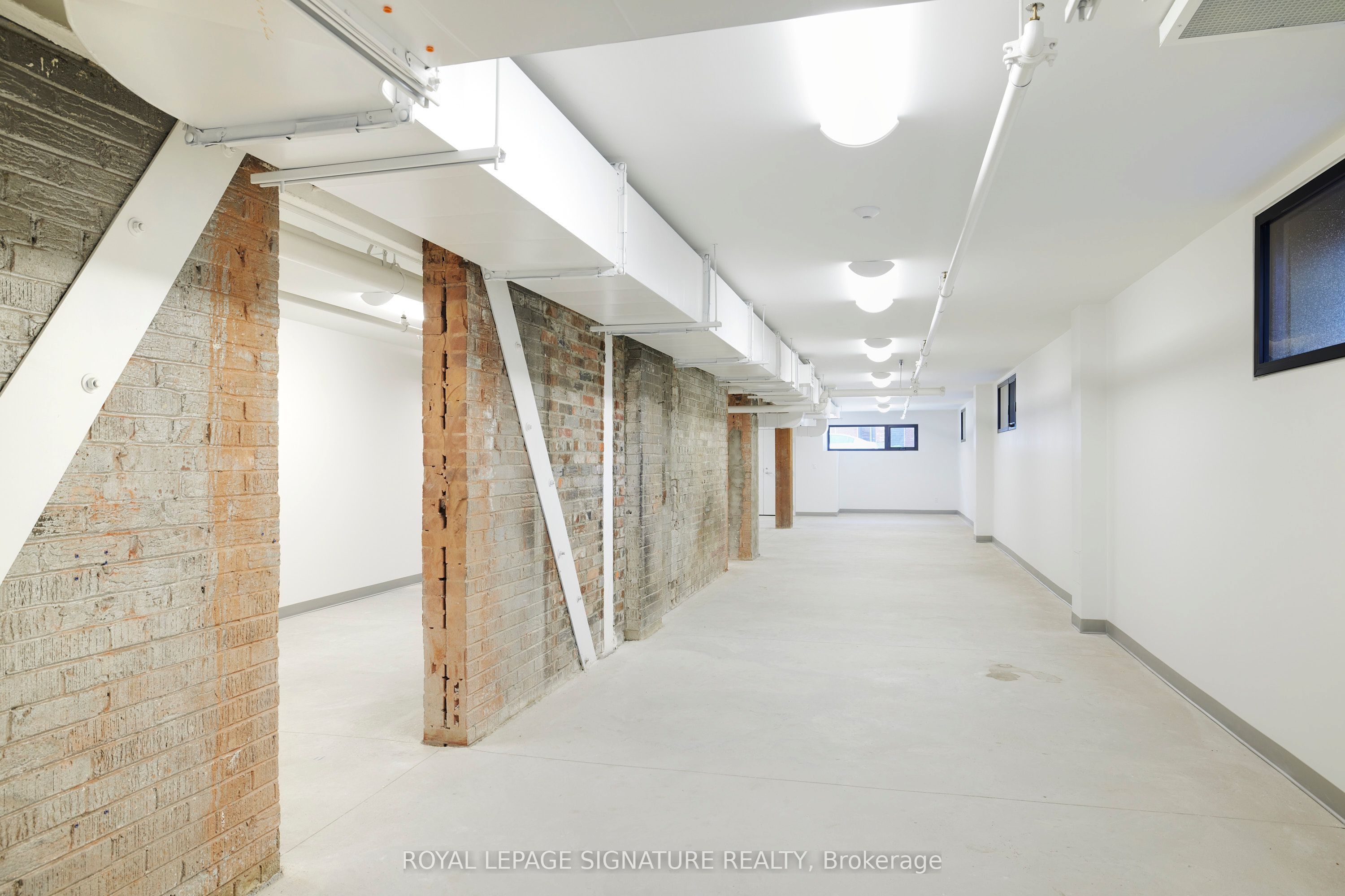 2738 Dundas Street W Property Photo 5