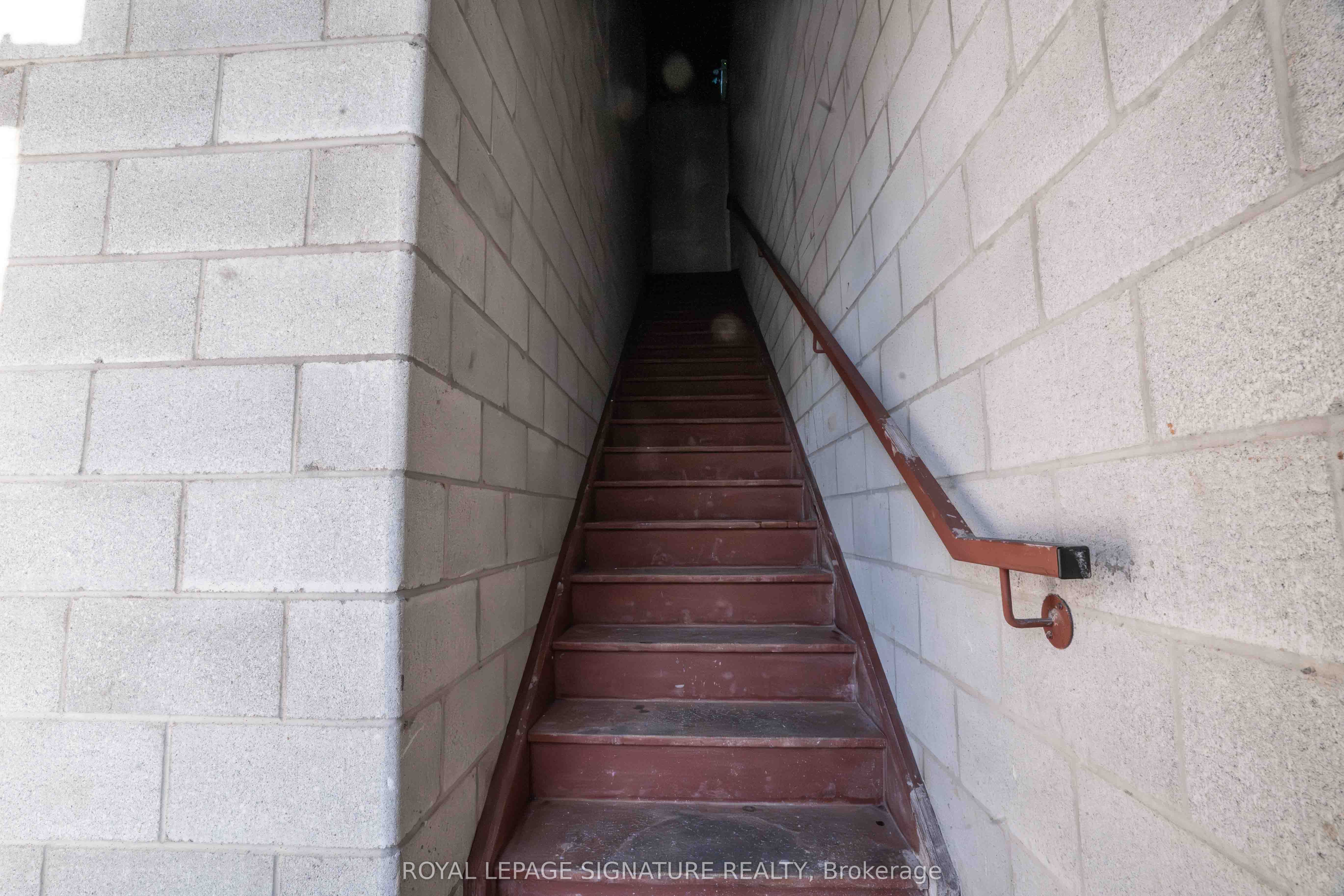 1235 Queensway N/a E 11a Property Photo 10