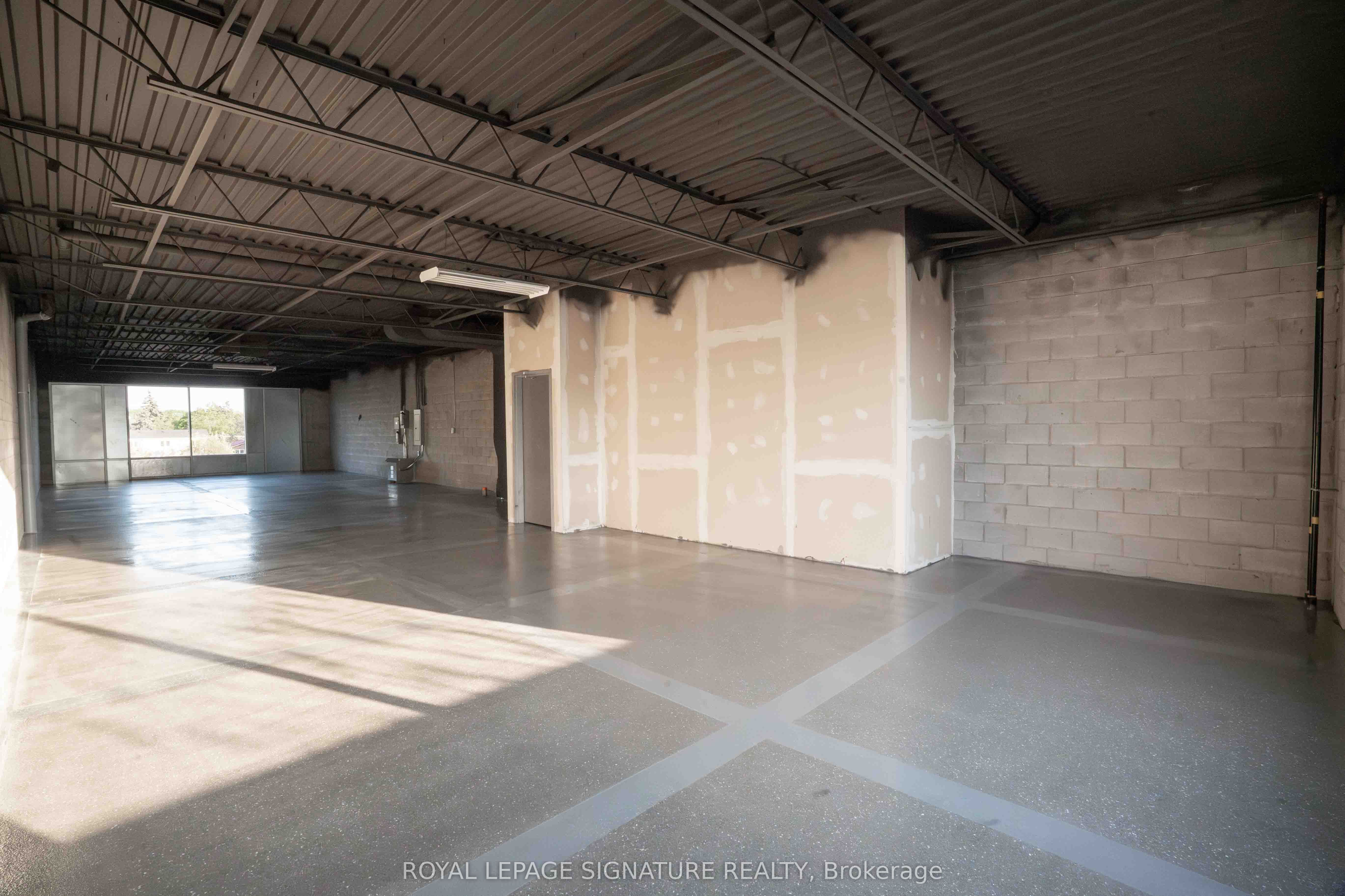 1235 Queensway N/a E 11a Property Photo 12