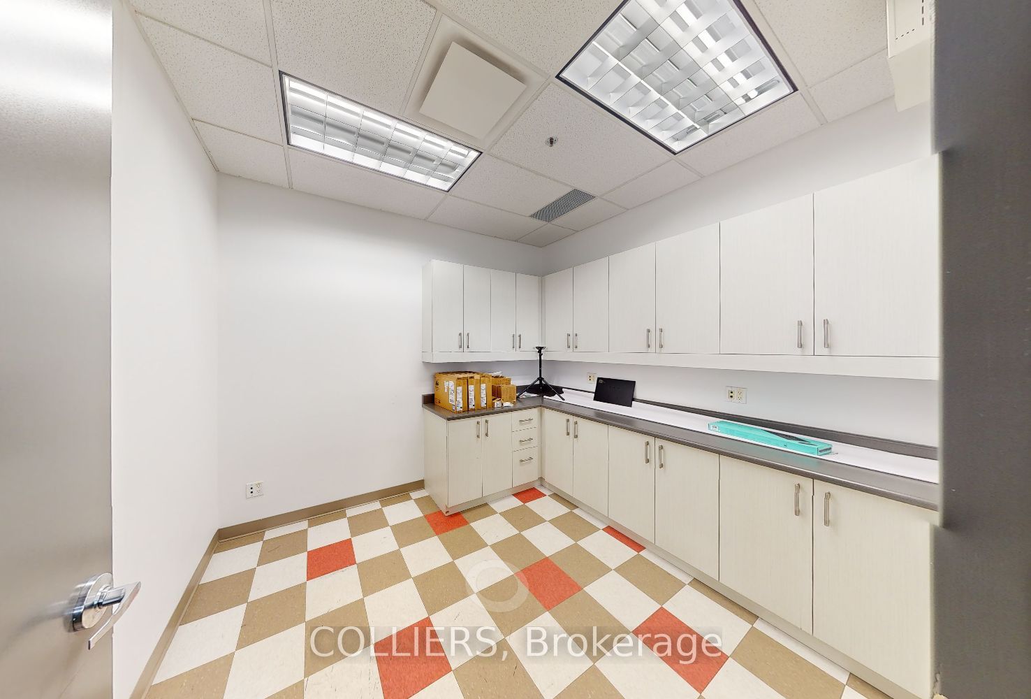 #202 - 2355 Skymark Avenue Property Photo 6