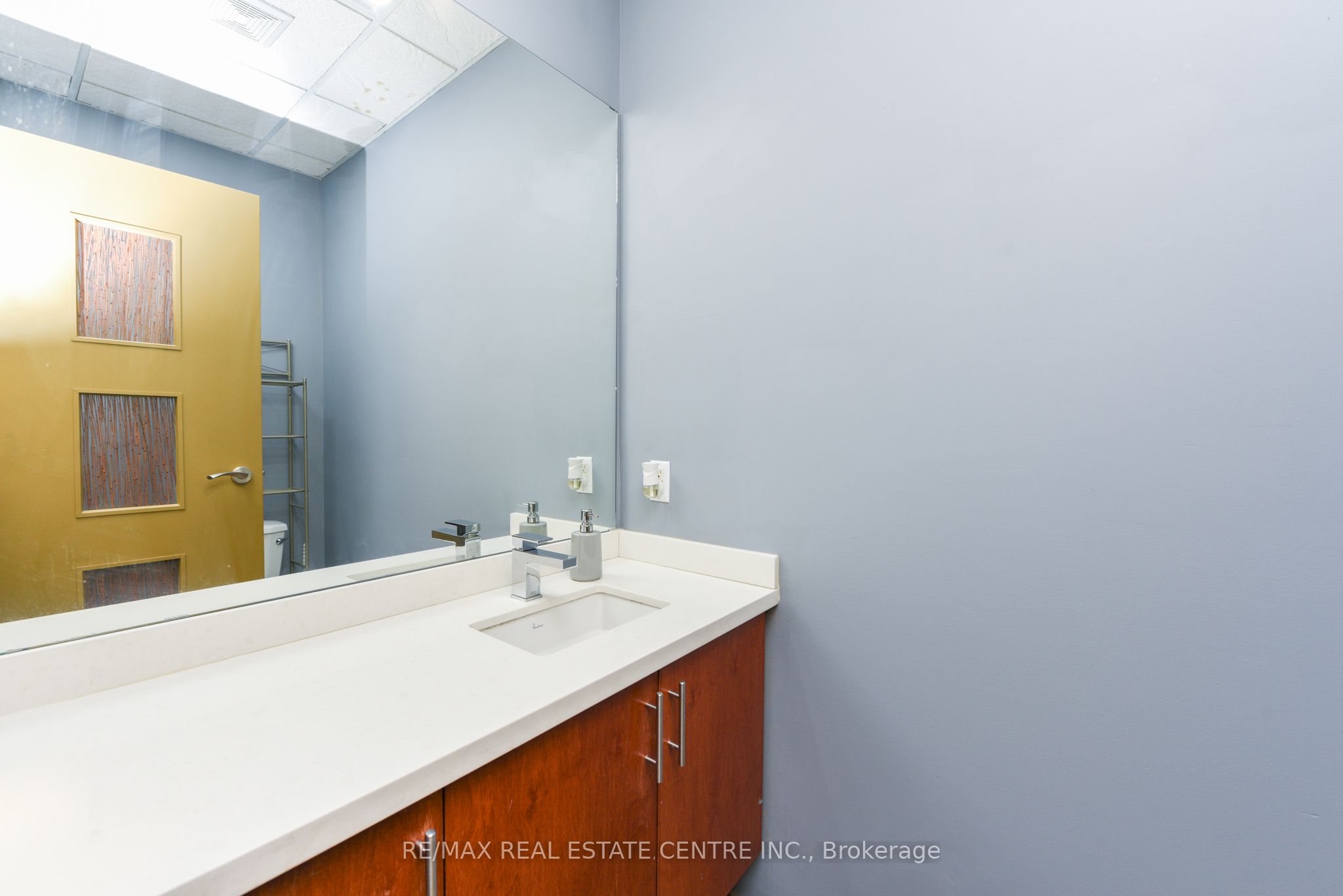 #2 - 360 Revus Avenue Property Photo 13