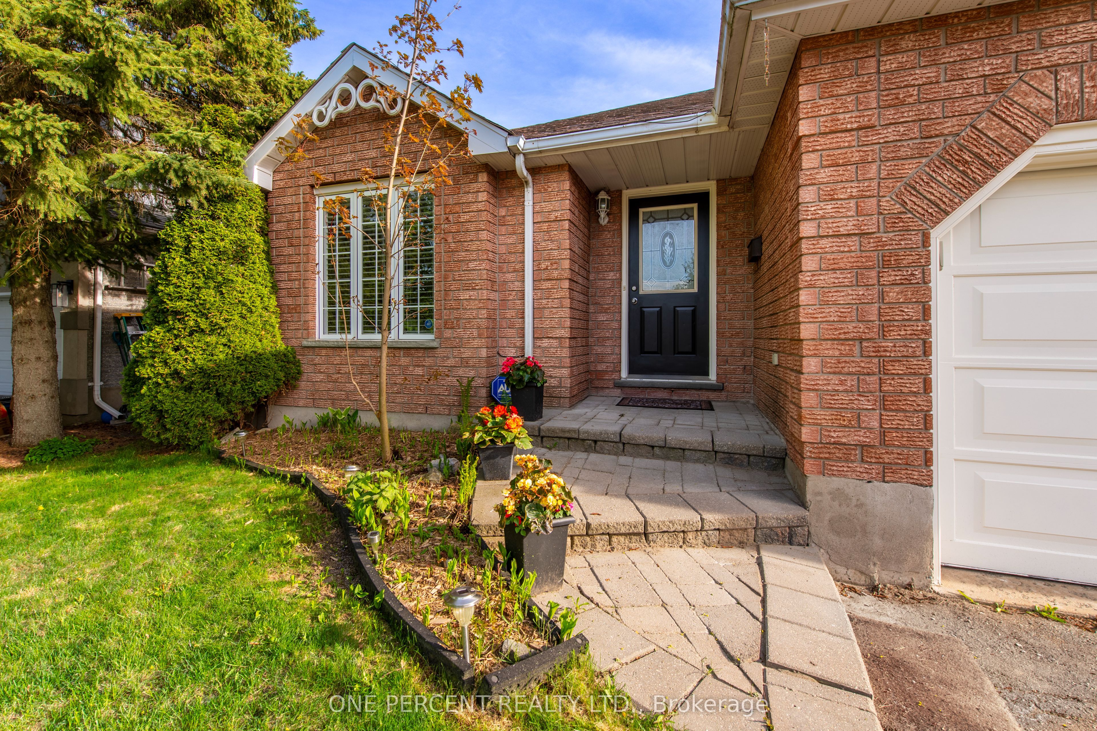 240 Walsh Crescent Property Photo 2