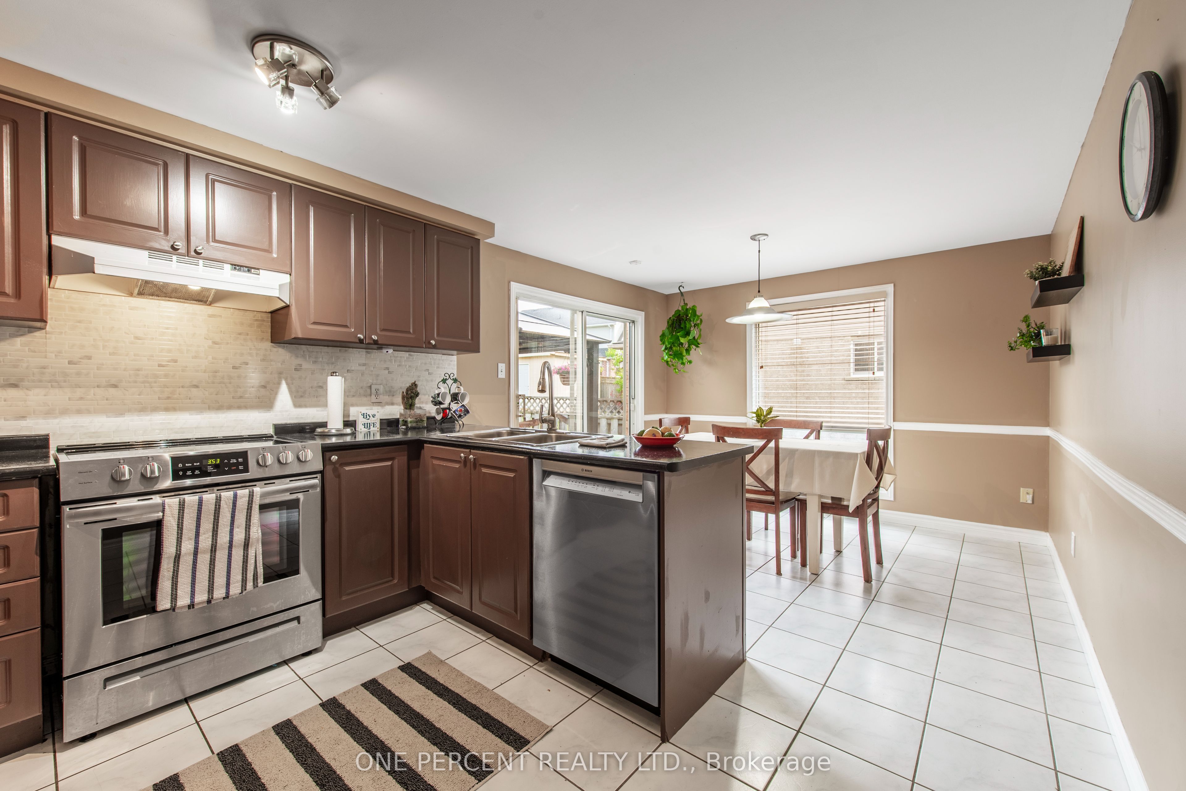 240 Walsh Crescent Property Photo 9