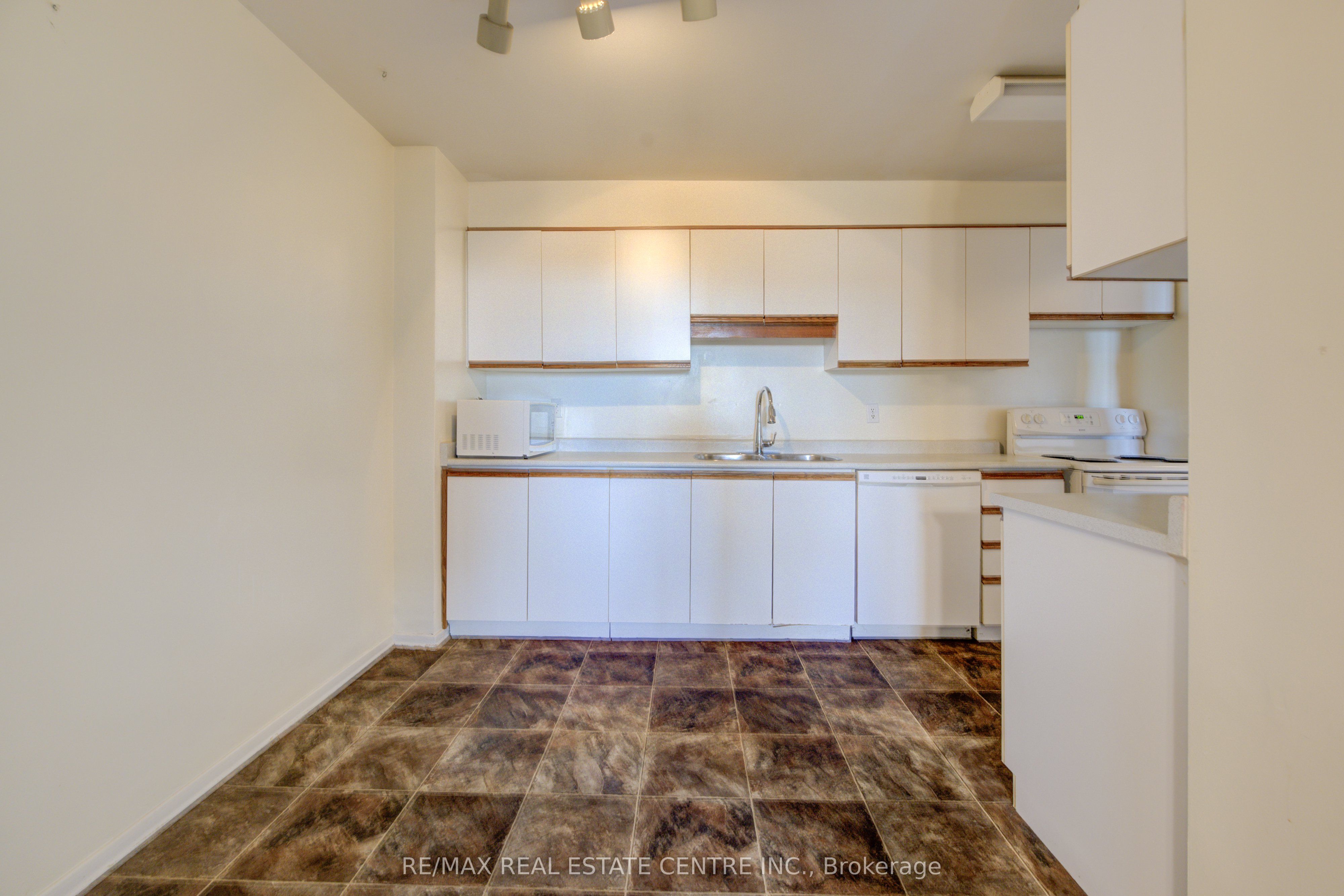 716 The West Mall N/a 1109 Property Photo 12