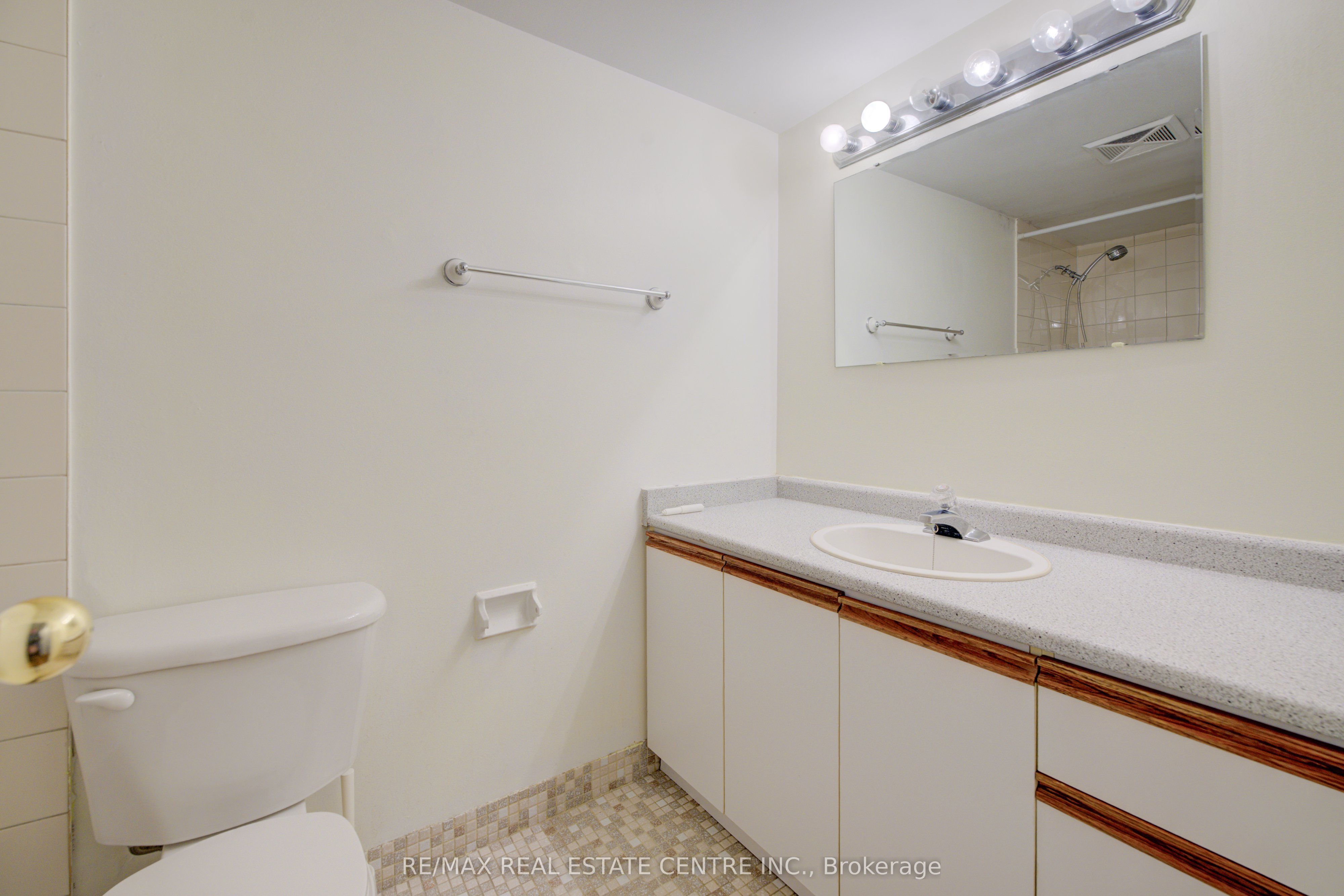 716 The West Mall N/a 1109 Property Photo 23