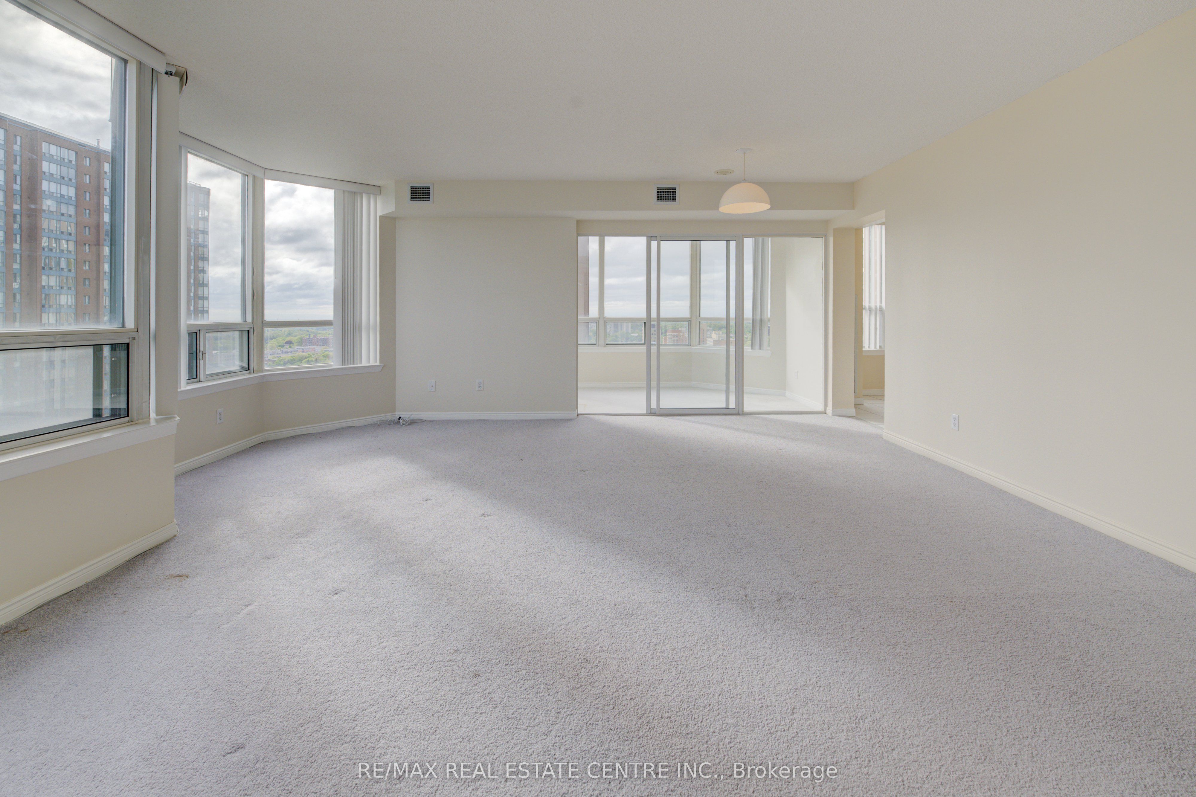135 Hillcrest Avenue 1403 Property Photo 7