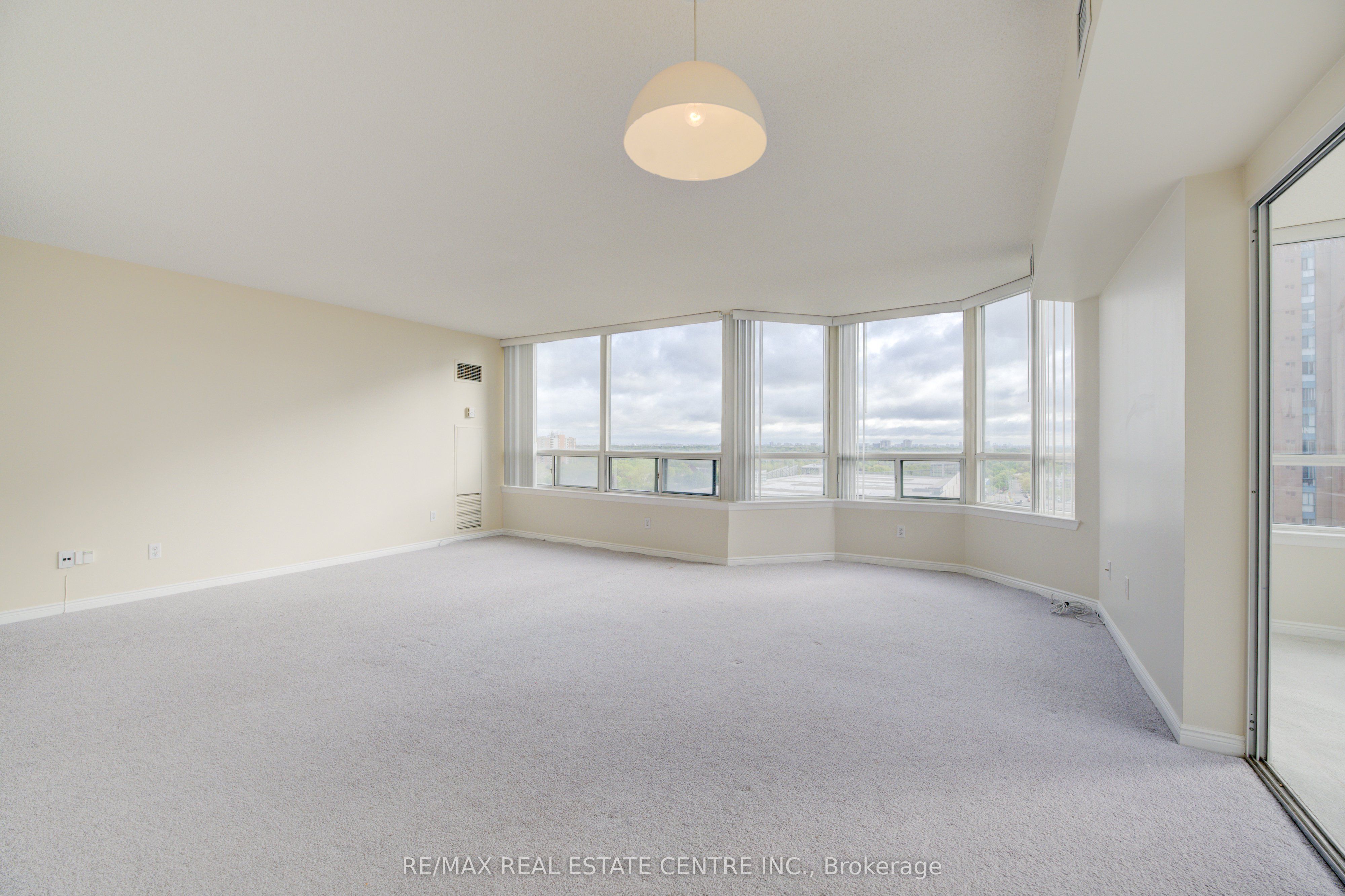 135 Hillcrest Avenue 1403 Property Photo 8