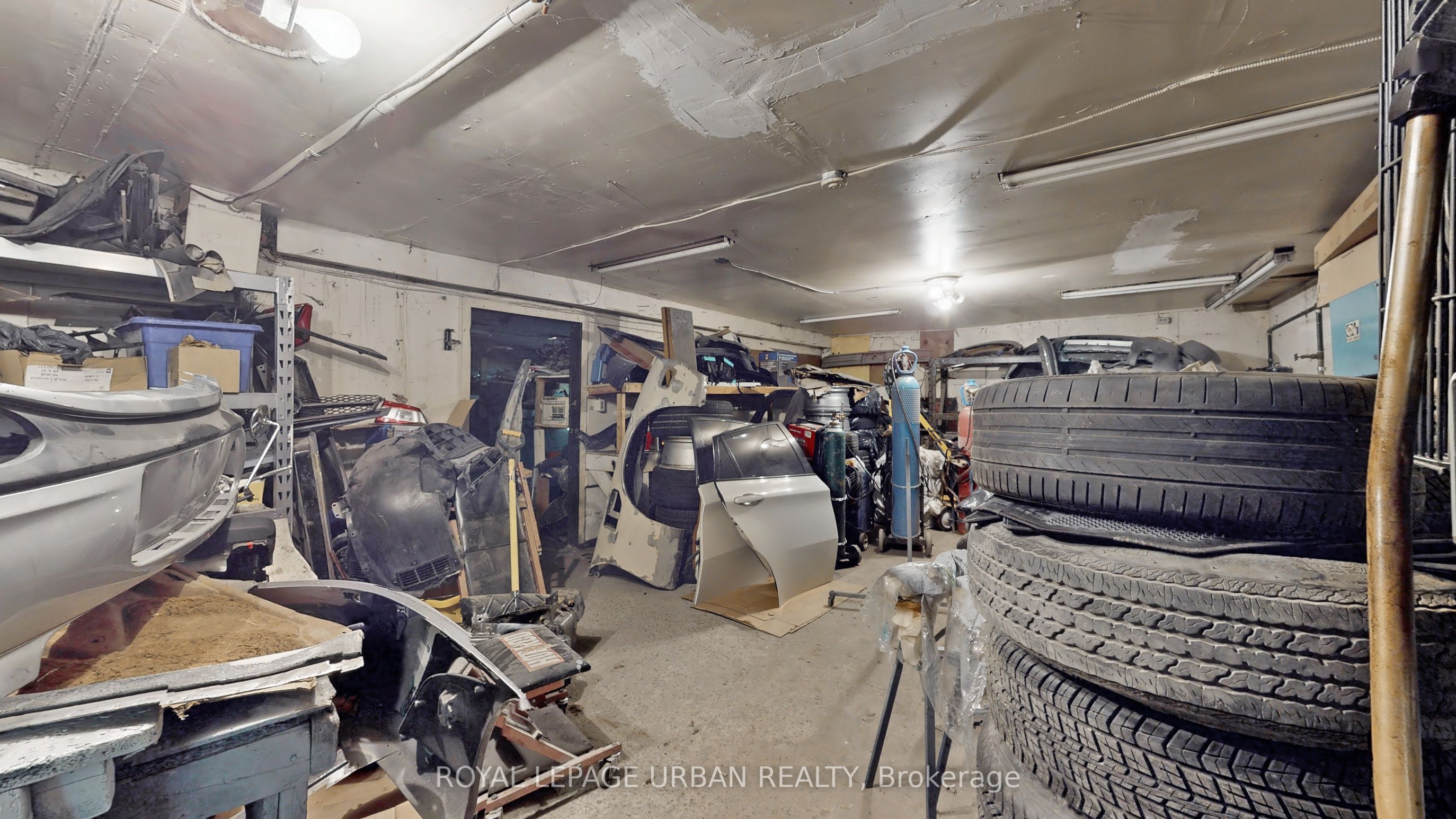 #18 - 2 Rosemount Avenue Property Photo 25