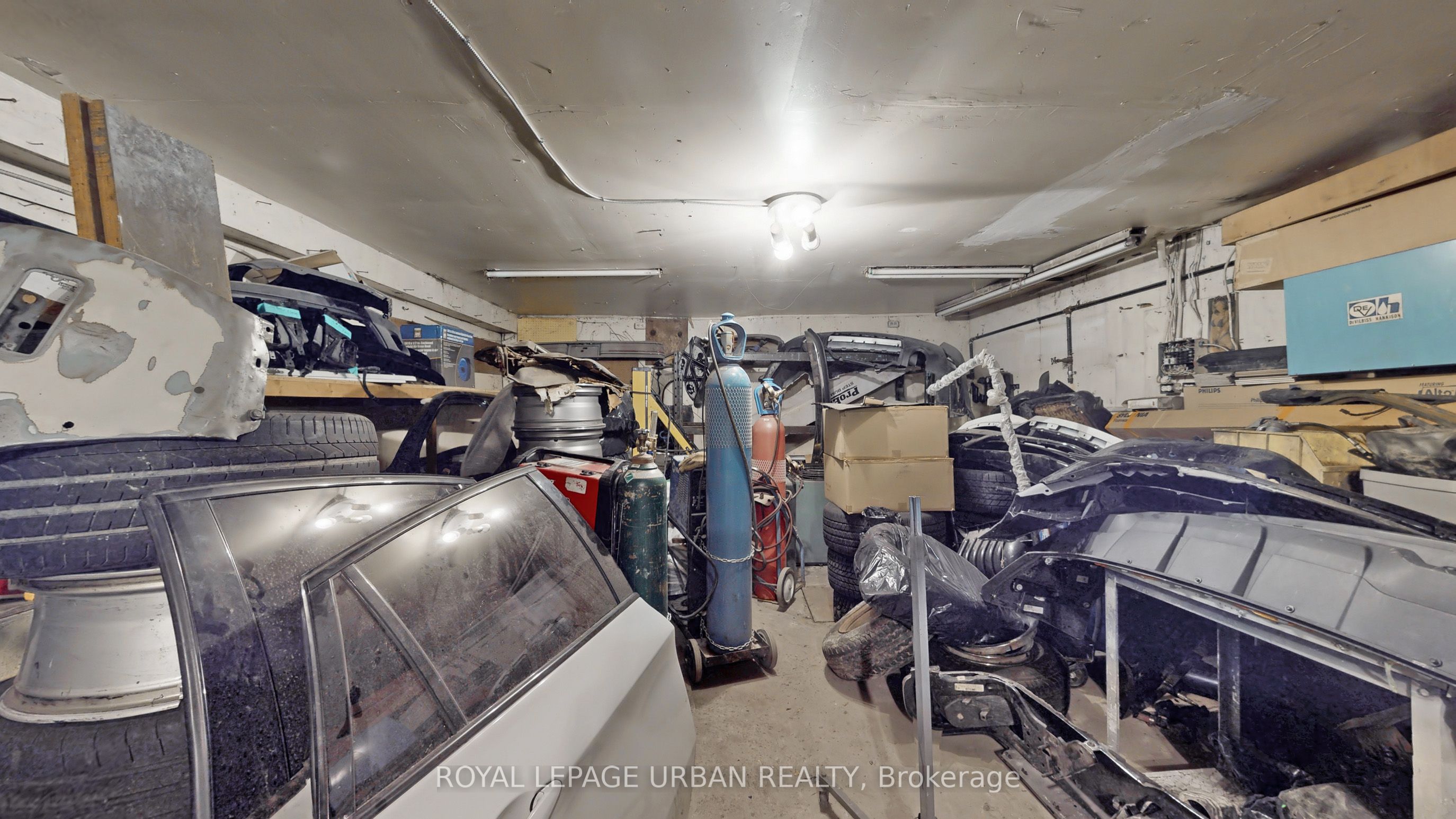 #18 - 2 Rosemount Avenue Property Photo 26