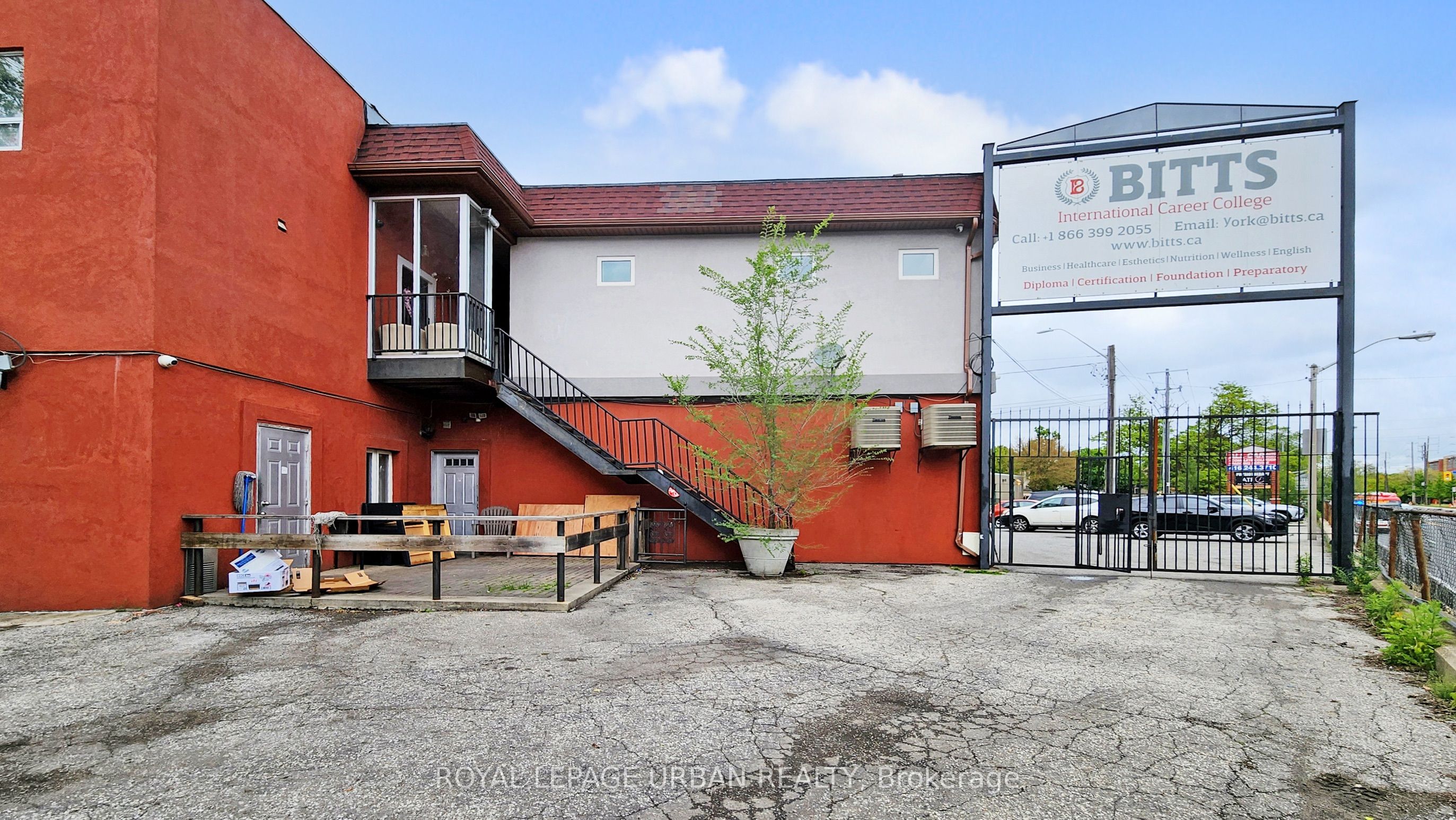 #18 - 2 Rosemount Avenue Property Photo 35