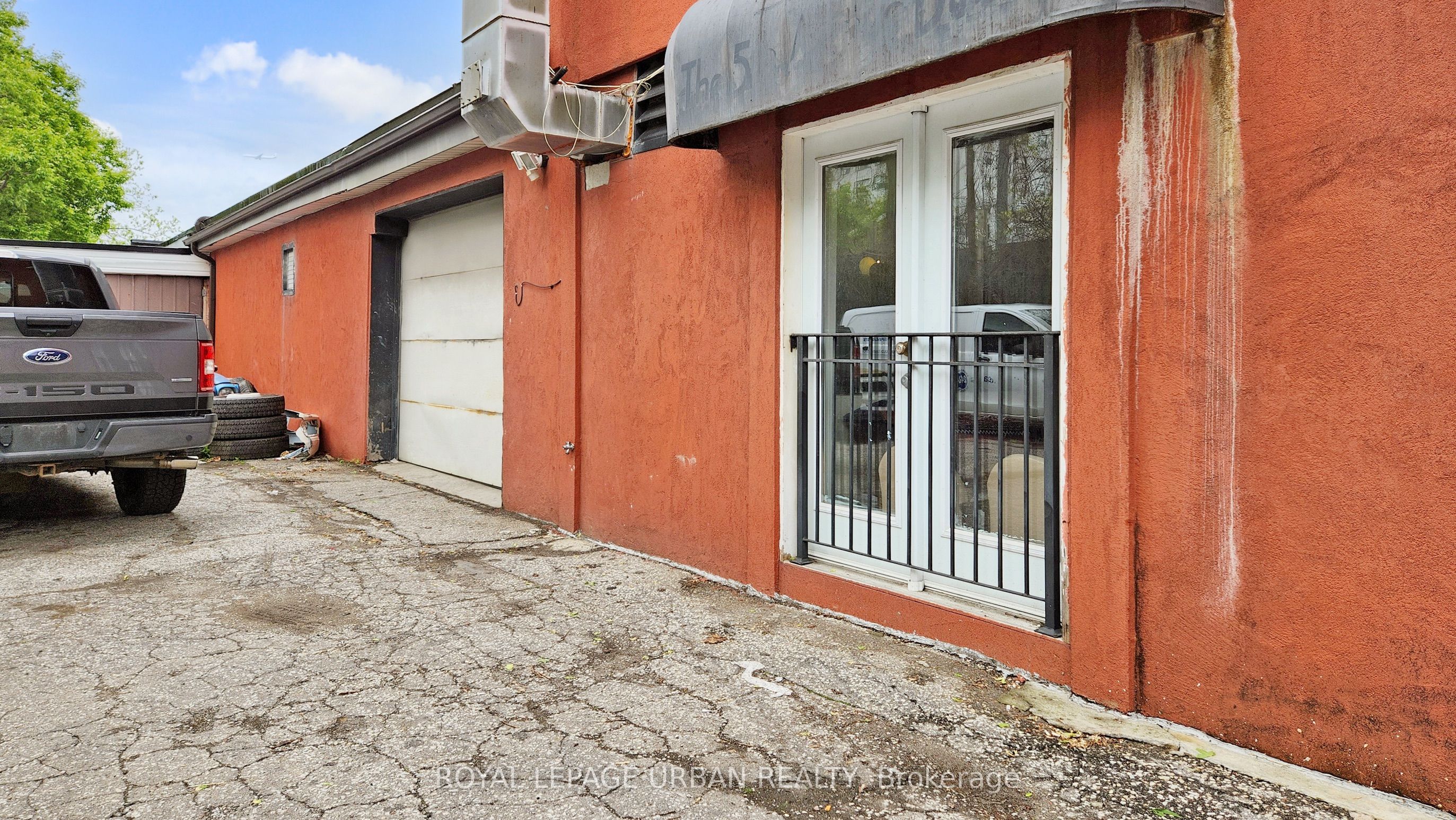 #18 - 2 Rosemount Avenue Property Photo 36