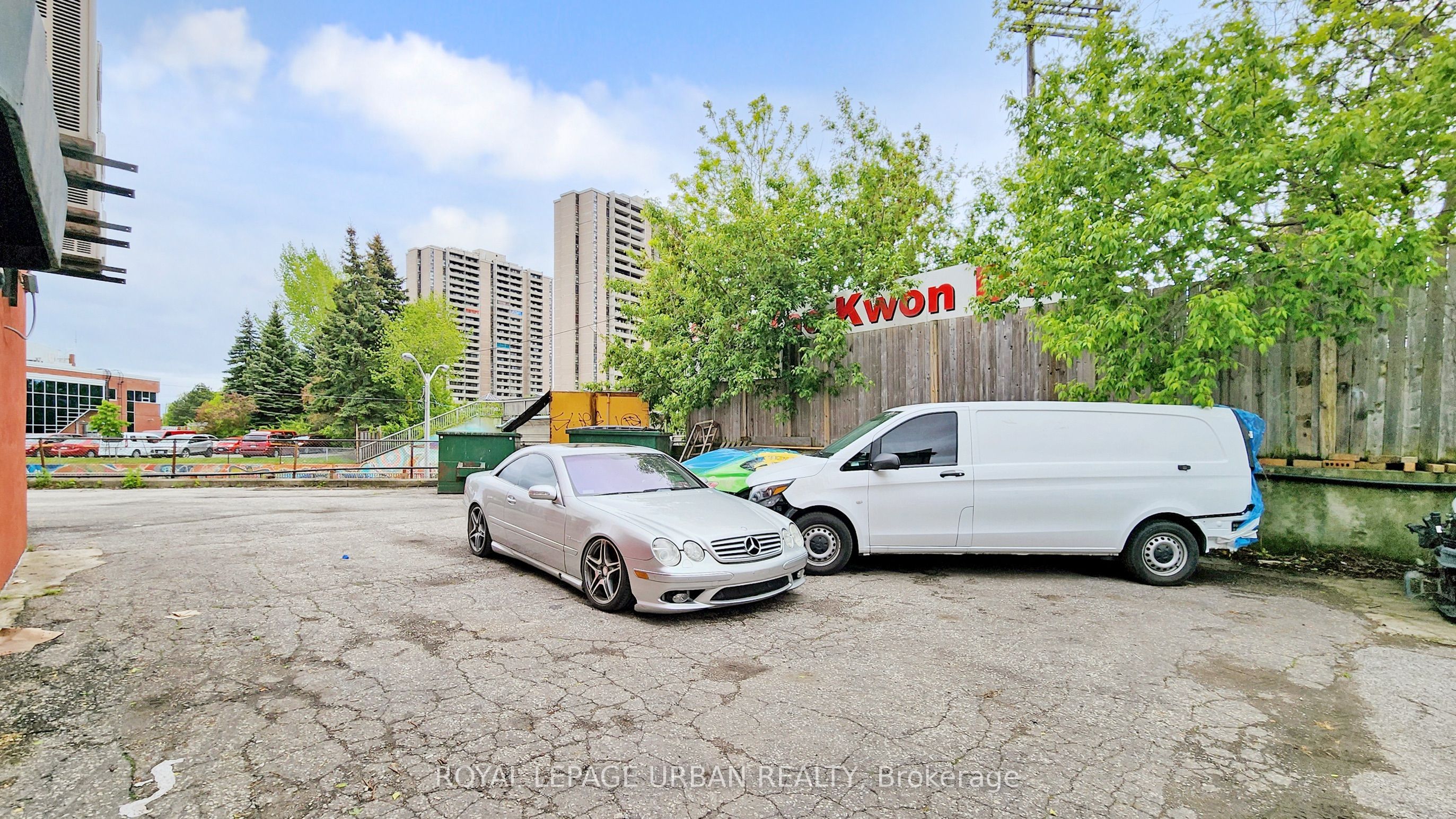 #18 - 2 Rosemount Avenue Property Photo 37