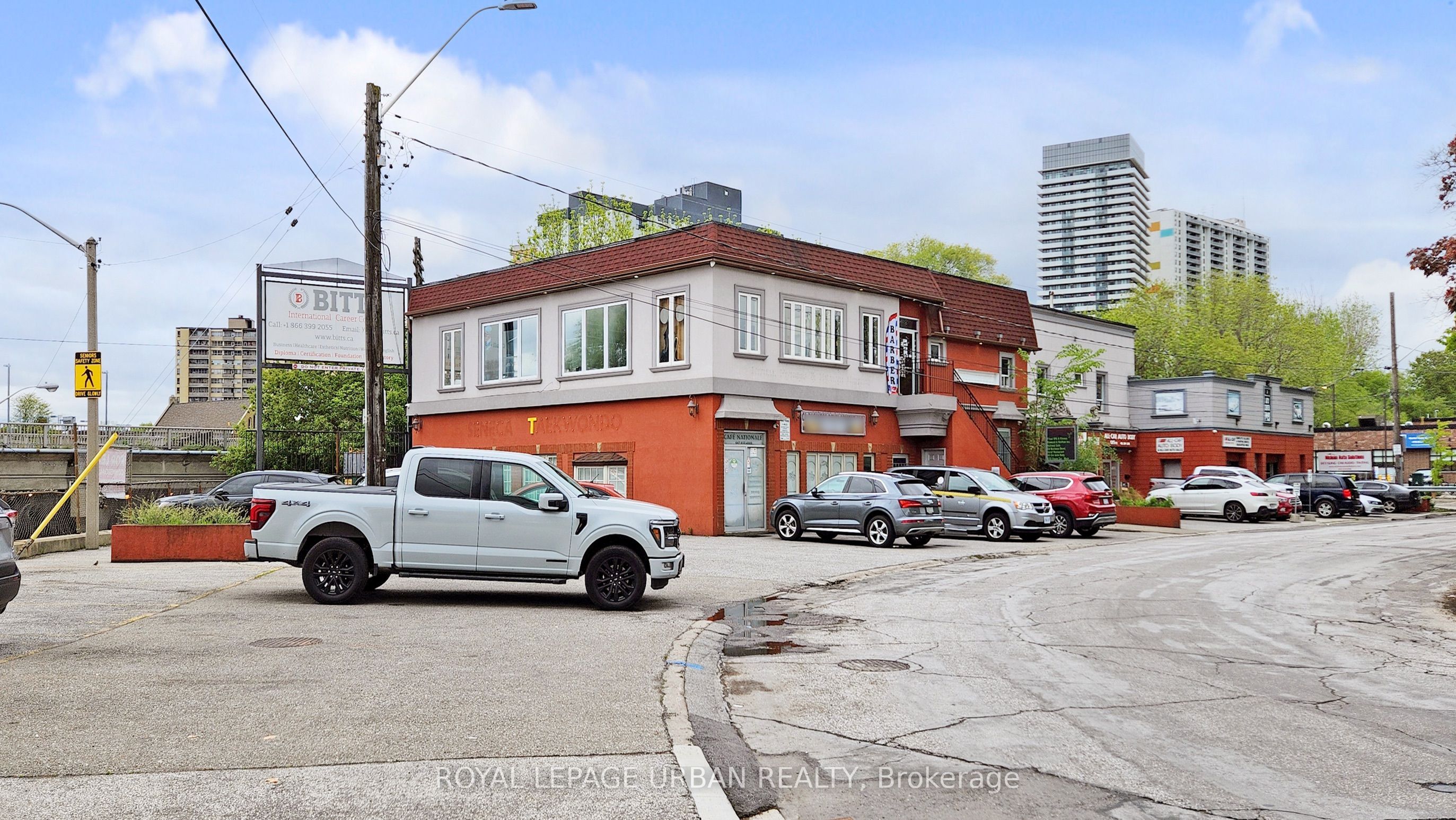 #18 - 2 Rosemount Avenue Property Photo 40
