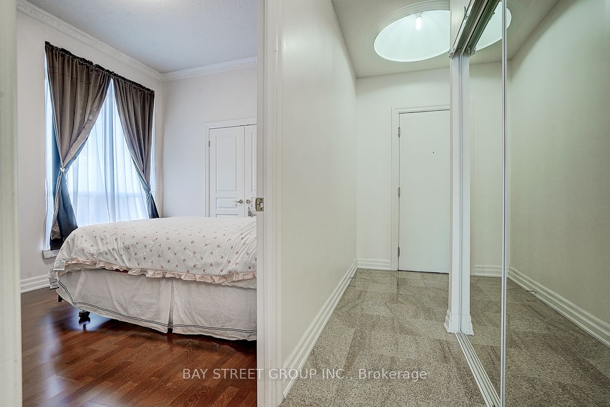 2083 Lake Shore Boulevard W Lph14 Property Photo 11