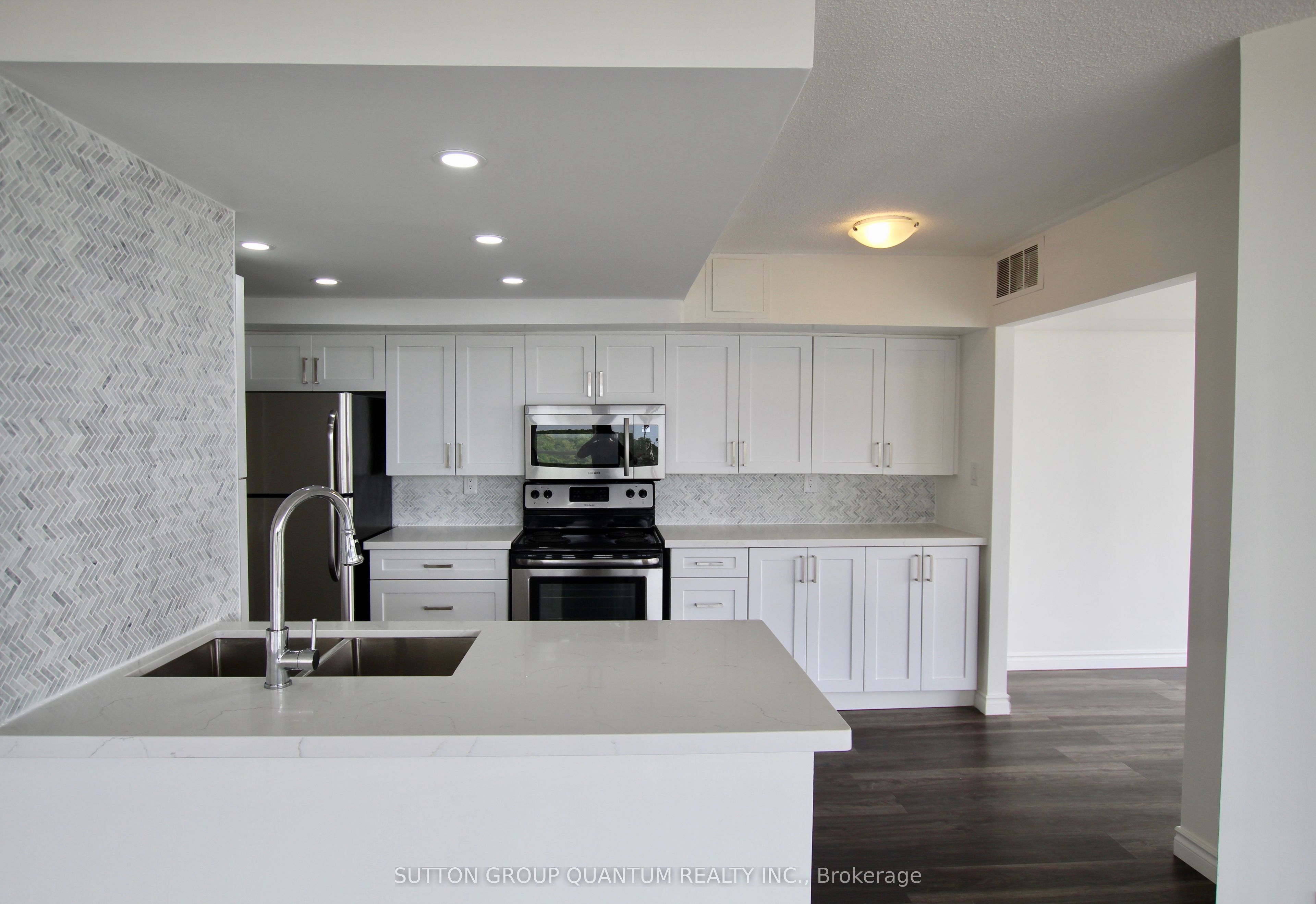 #903 - 2091 Hurontario Street Property Photo 7