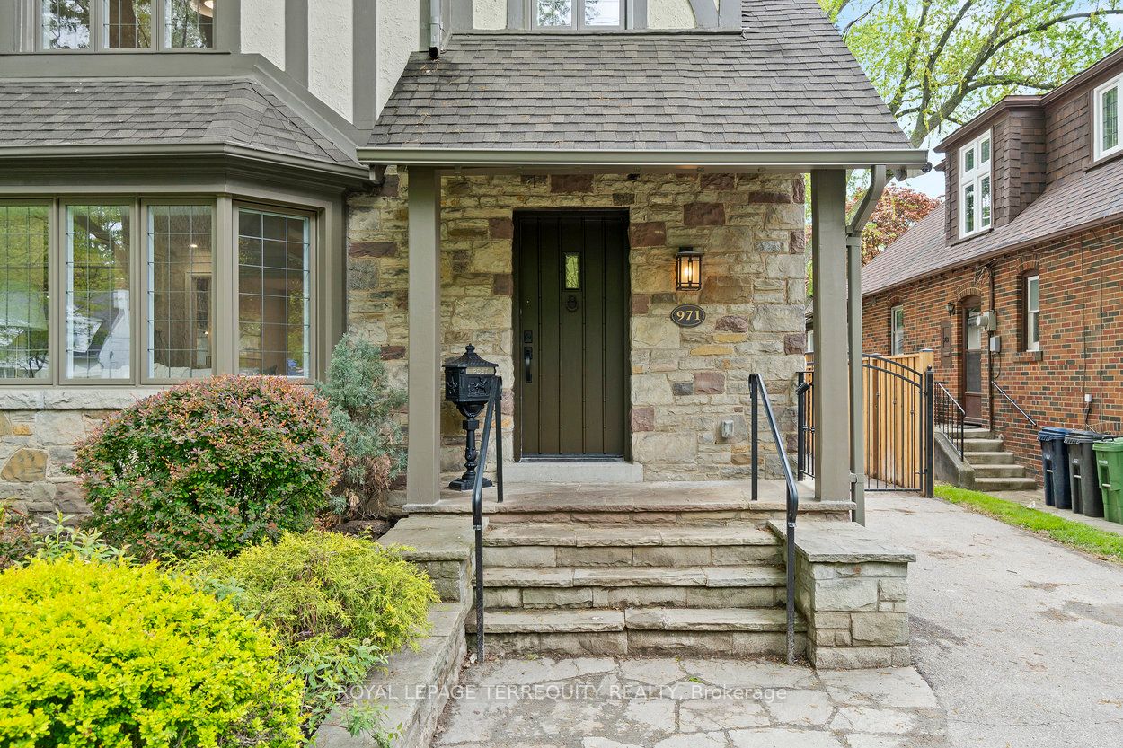 971 Royal York Road Property Photo 4