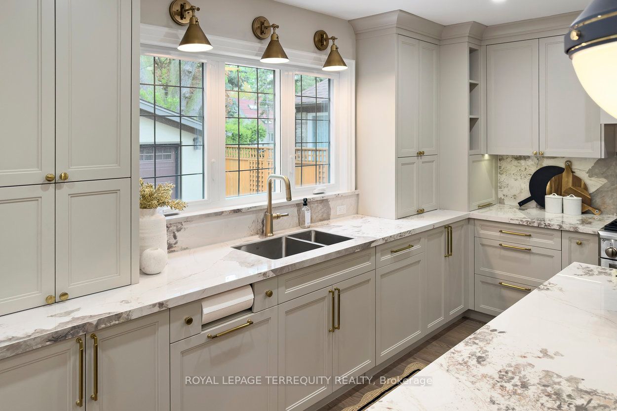 971 Royal York Road Property Photo 16