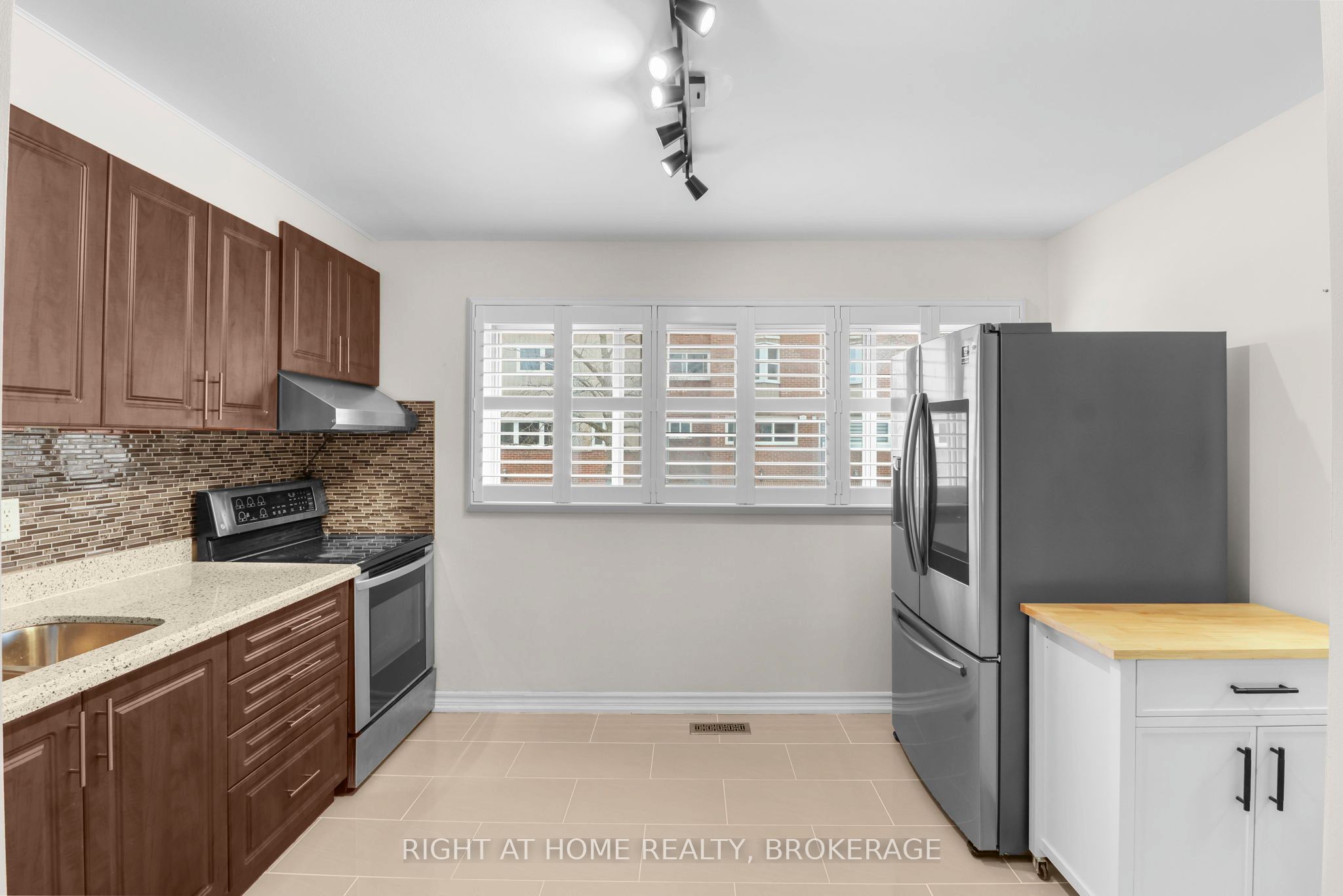 400 Bloor Street 100 Property Photo 8