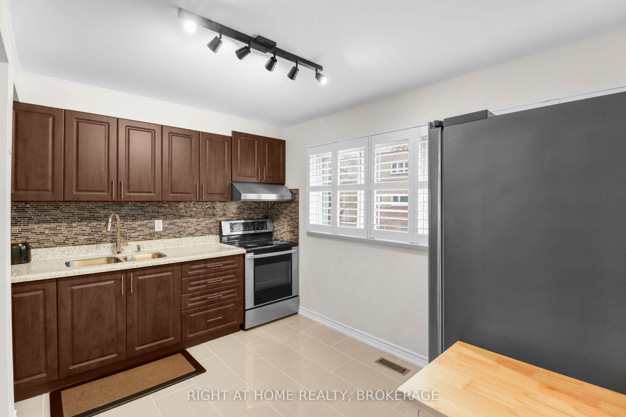 400 Bloor Street 100 Property Photo 11