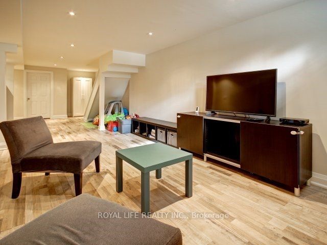 1070 Lindsay Drive Property Photo 17