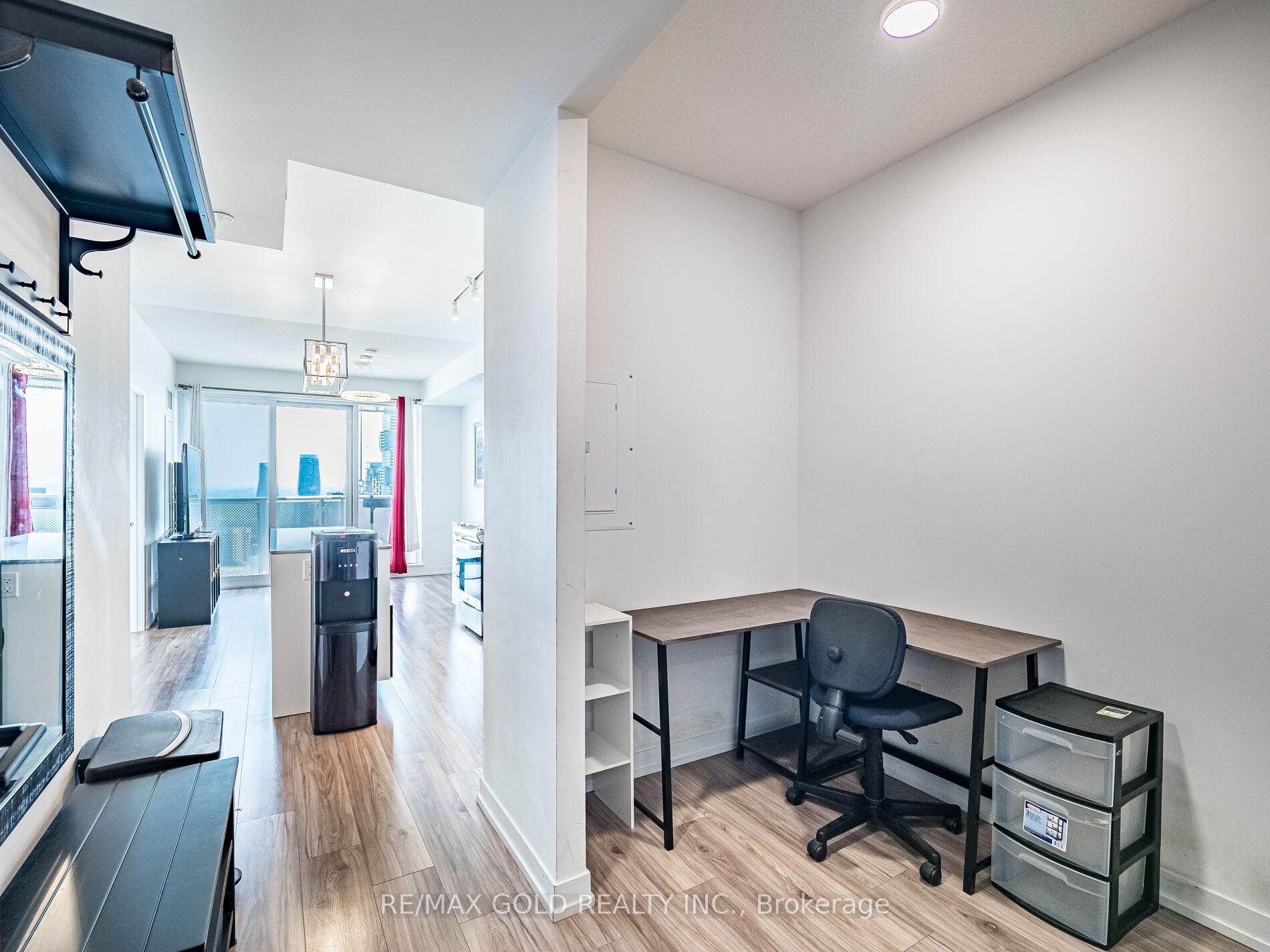 #3705 - 4065 Confederation Parkway Property Photo 6
