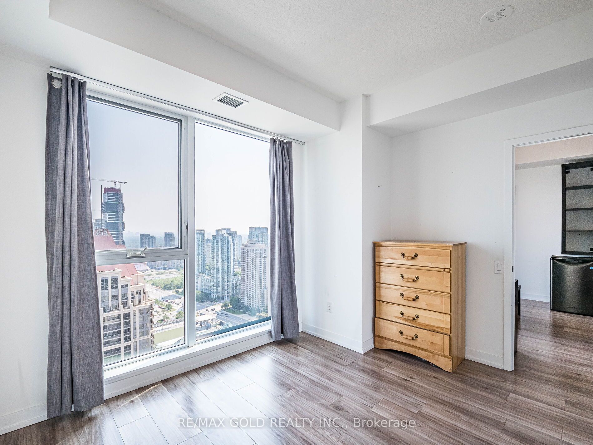#3705 - 4065 Confederation Parkway Property Photo 15