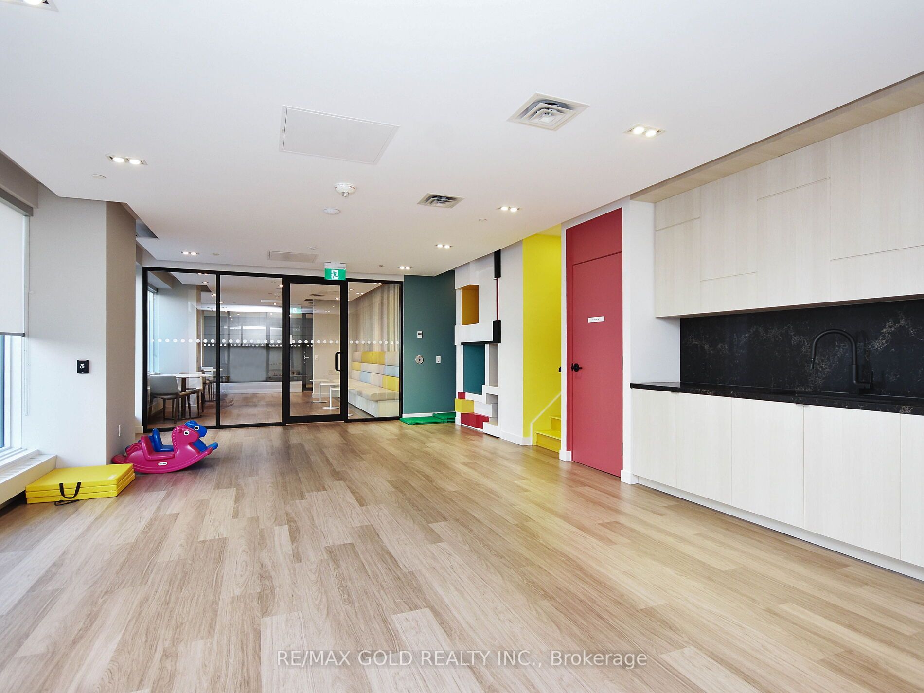 #3705 - 4065 Confederation Parkway Property Photo 22