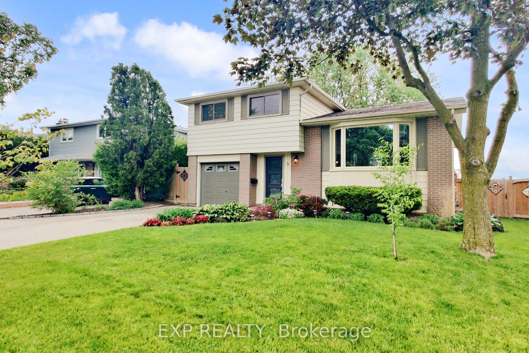 5 Lockton Crescent Property Photo 3