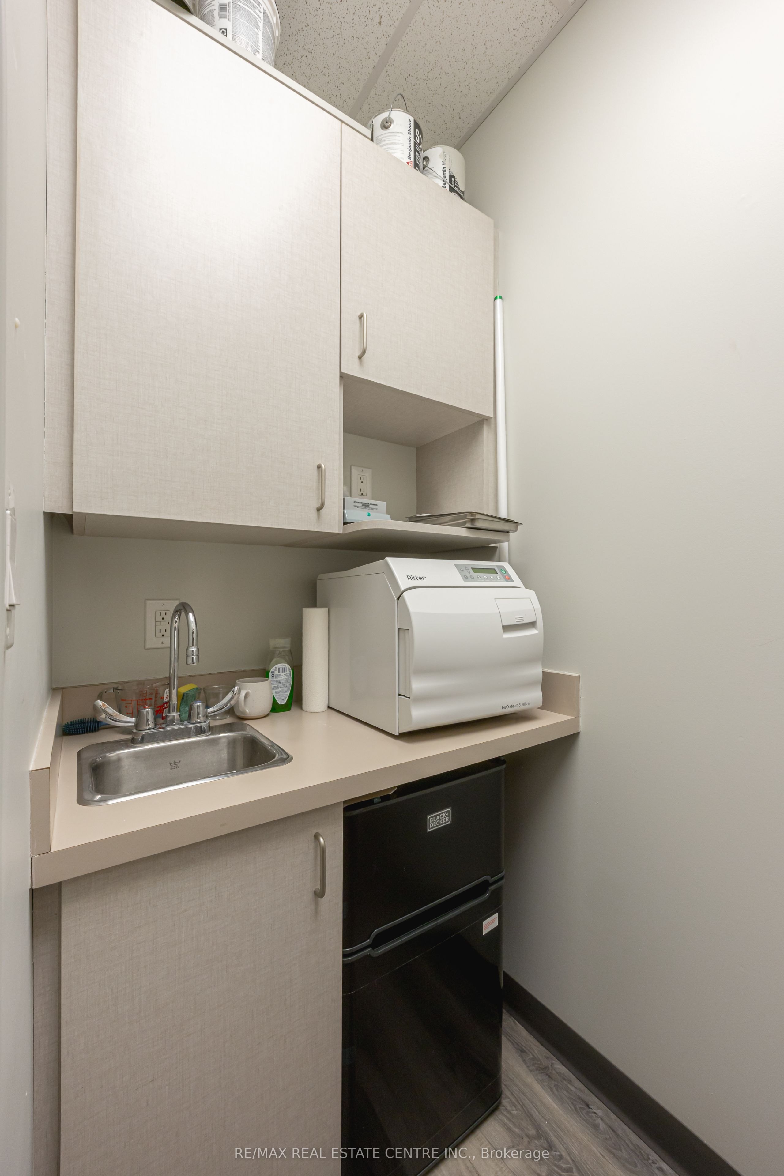 #408 - 3075 Hospital Gate Property Photo 11