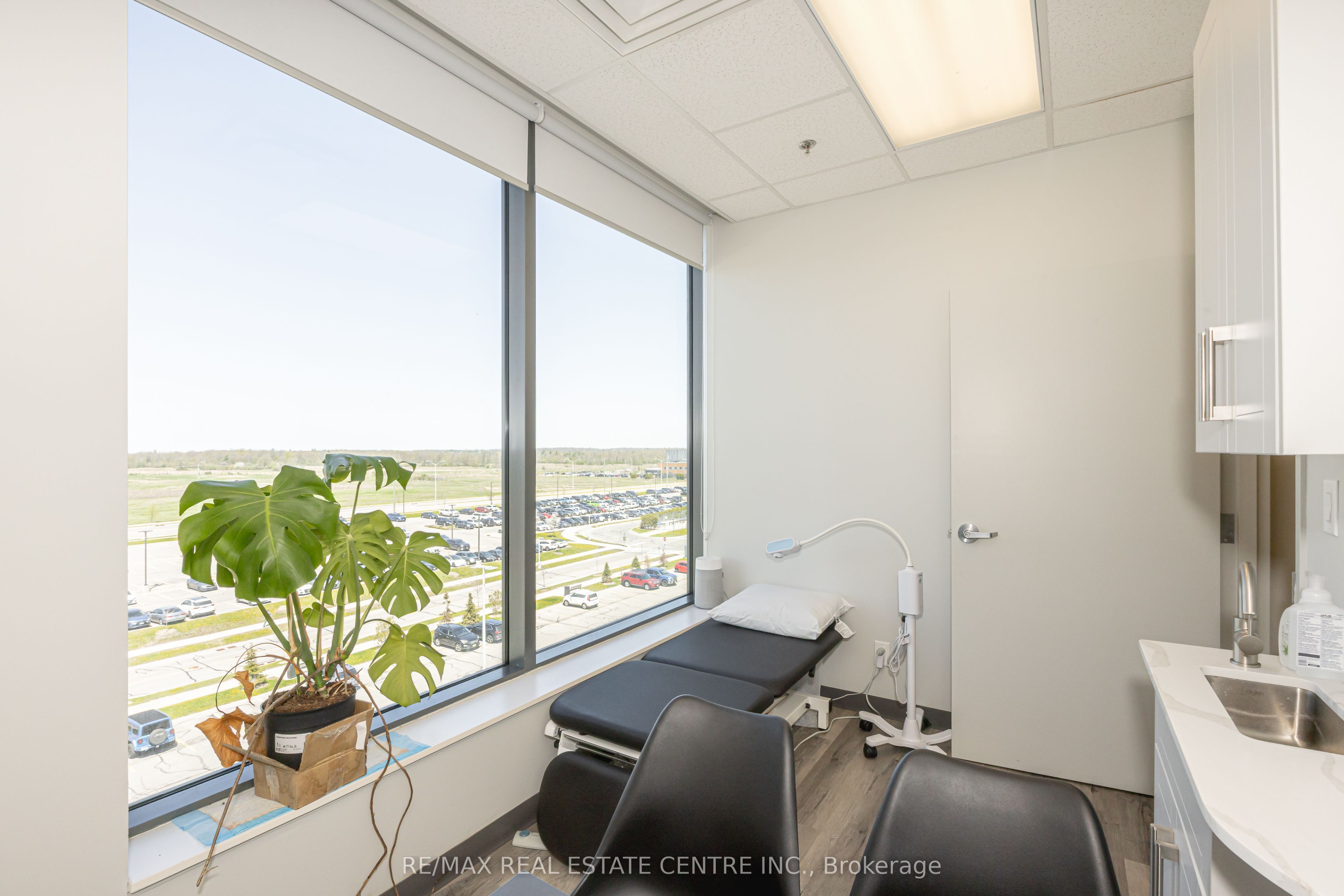 #408 - 3075 Hospital Gate Property Photo 18