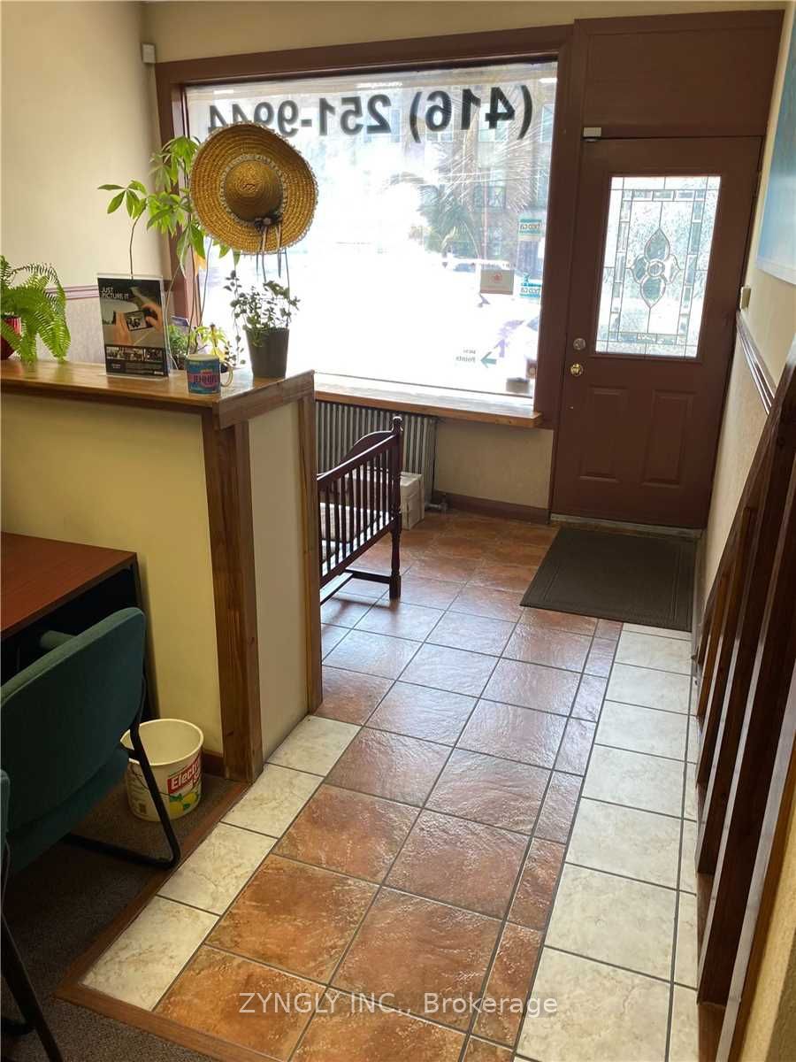 978 The Queensway Boulevard Property Photo 3