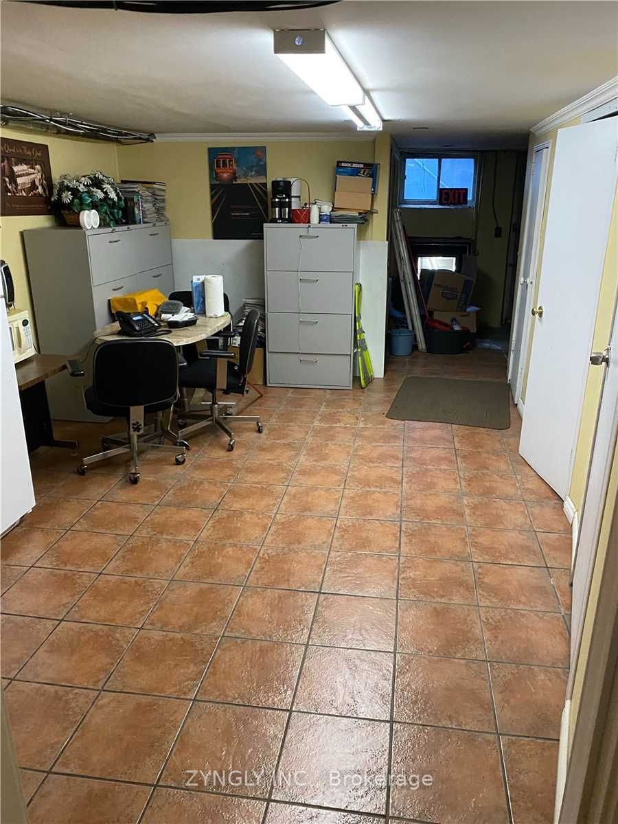 978 The Queensway Boulevard Property Photo 10
