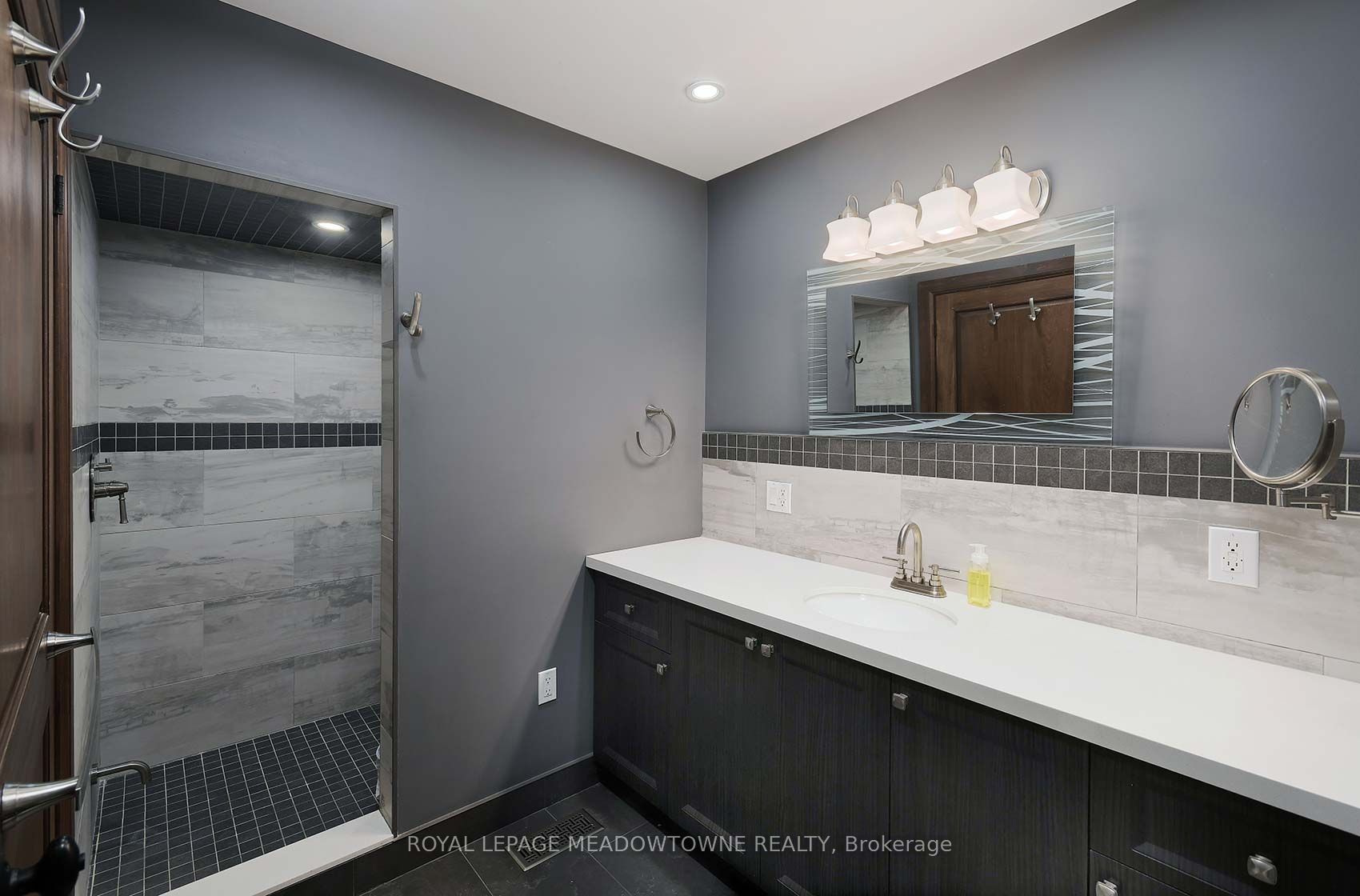 307 Queen Street Property Photo 14