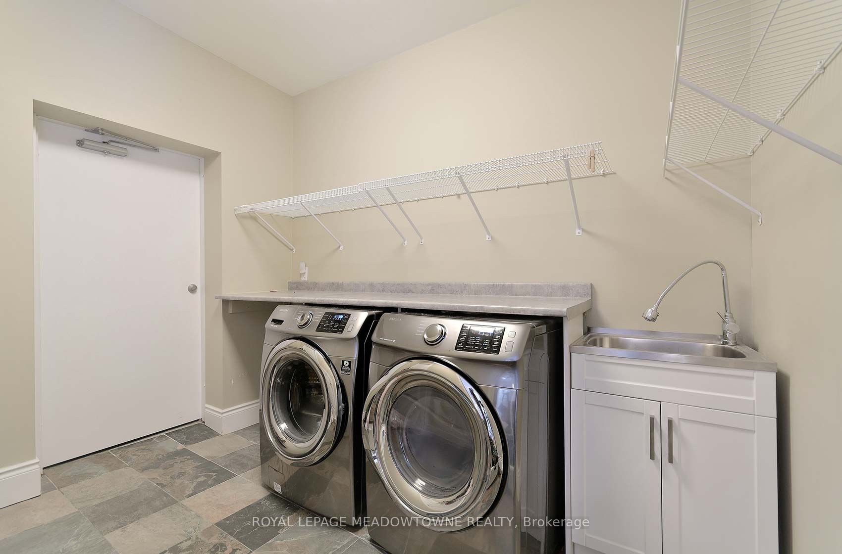 307 Queen Street Property Photo 38