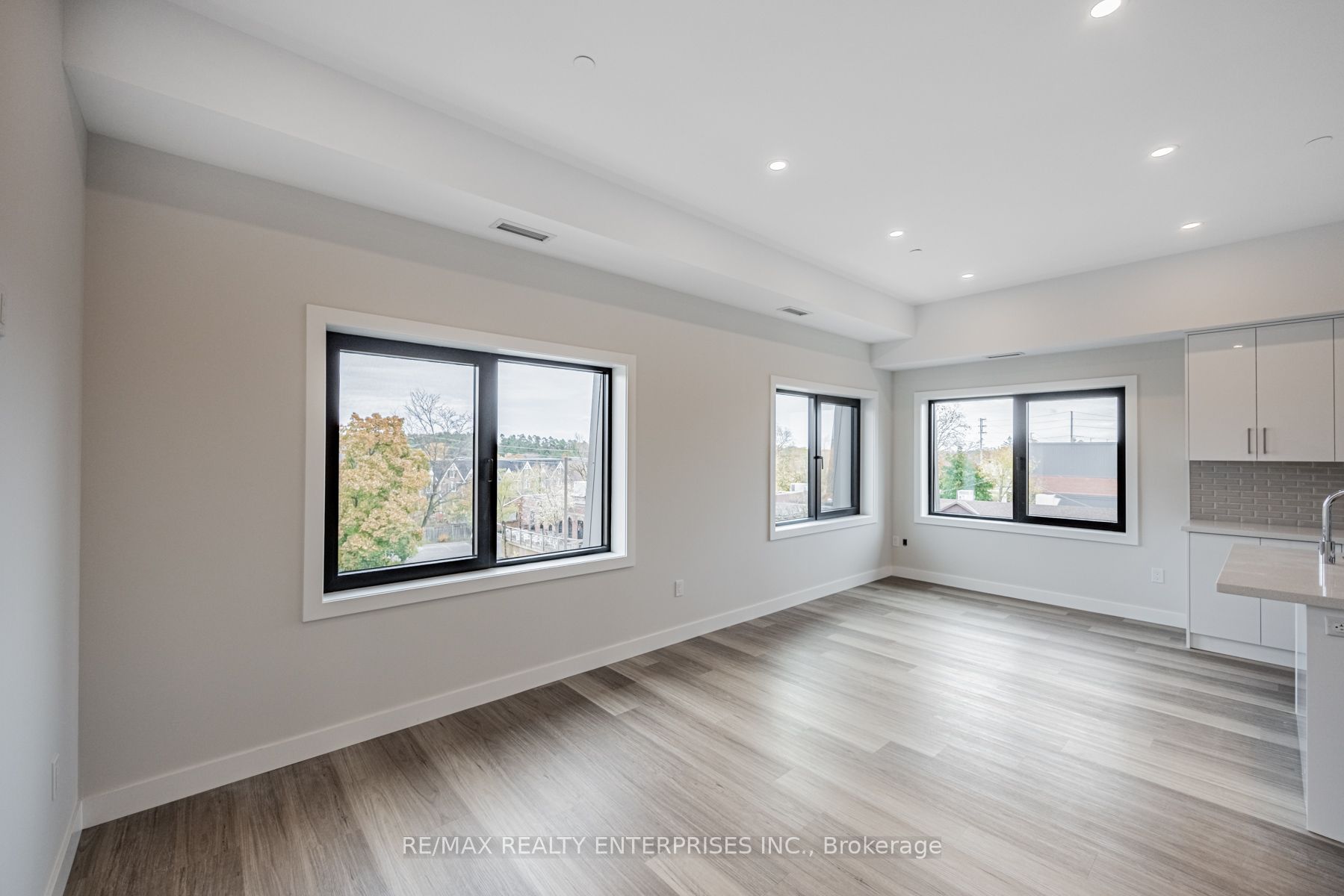 53 Queen Street S 301 Property Photo 7