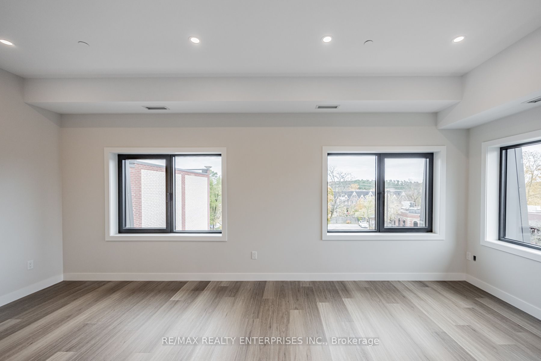53 Queen Street S 301 Property Photo 8