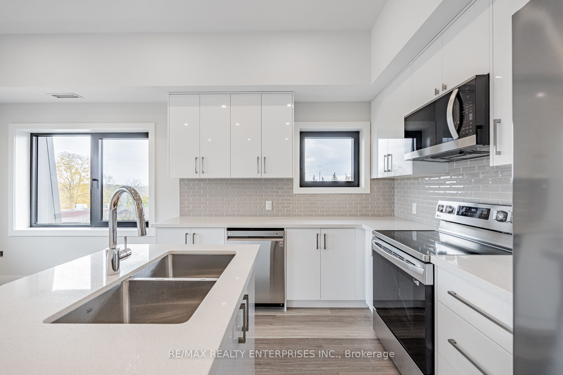 53 Queen Street S 301 Property Photo 11
